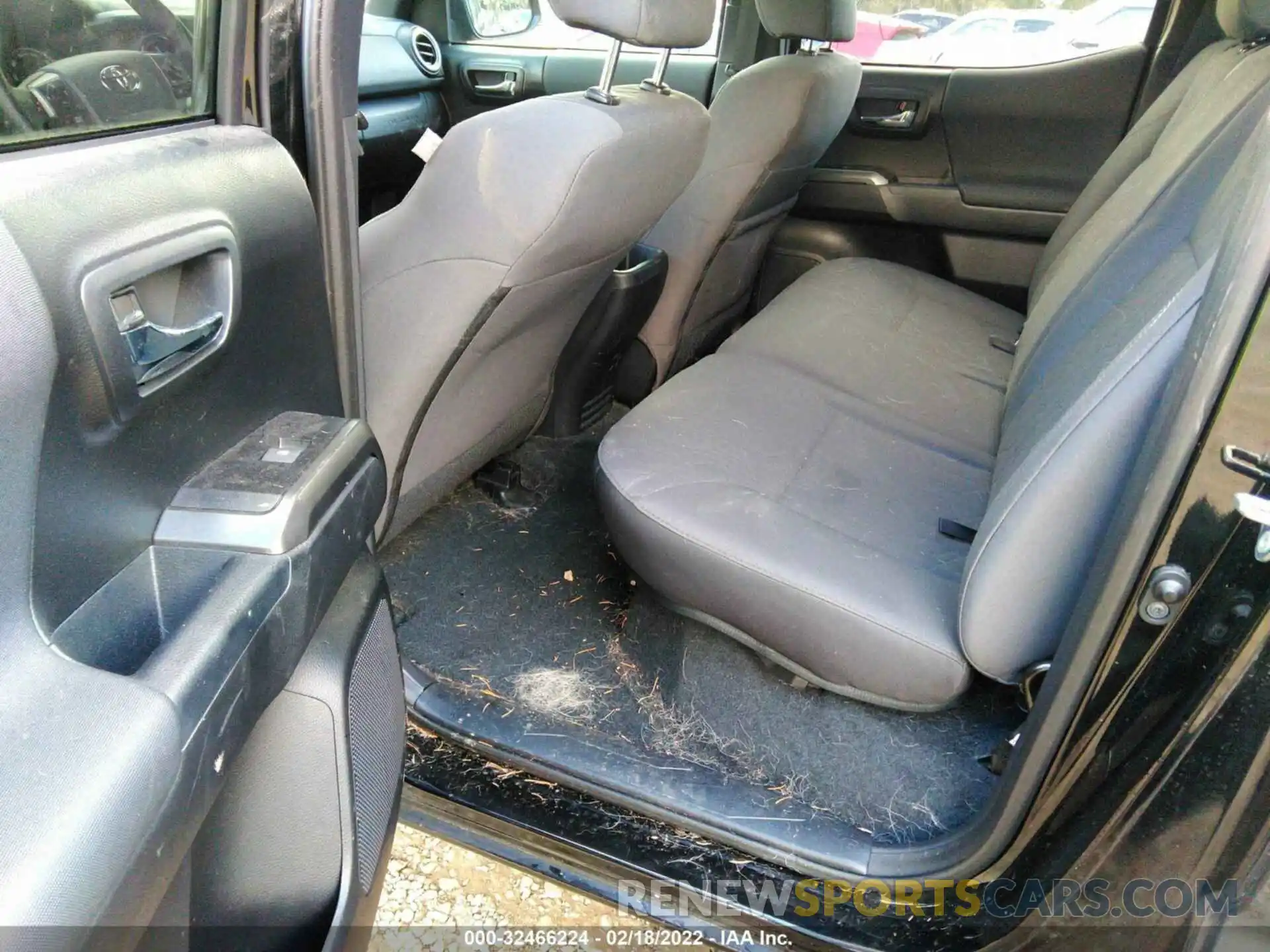 8 Photograph of a damaged car 5TFCZ5AN3KX201346 TOYOTA TACOMA 4WD 2019