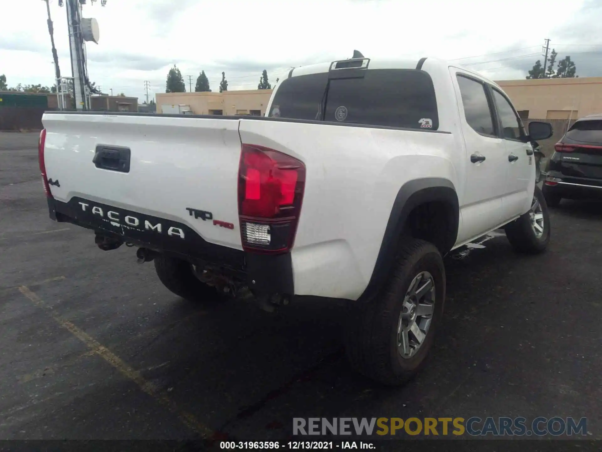 4 Фотография поврежденного автомобиля 5TFCZ5AN3KX203727 TOYOTA TACOMA 4WD 2019