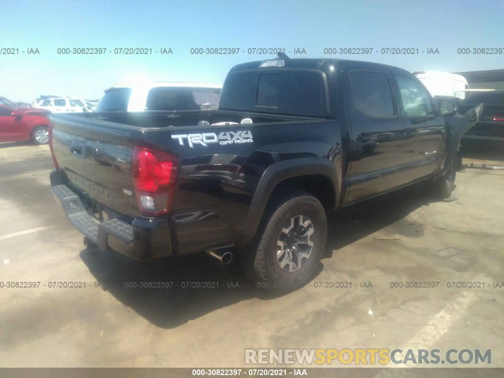 4 Фотография поврежденного автомобиля 5TFCZ5AN3KX208426 TOYOTA TACOMA 4WD 2019