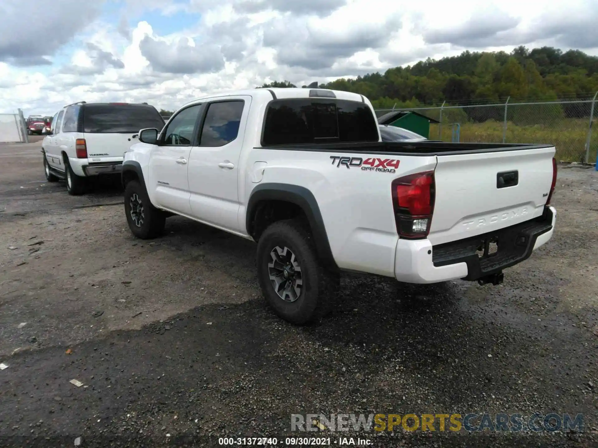 3 Photograph of a damaged car 5TFCZ5AN3KX211388 TOYOTA TACOMA 4WD 2019