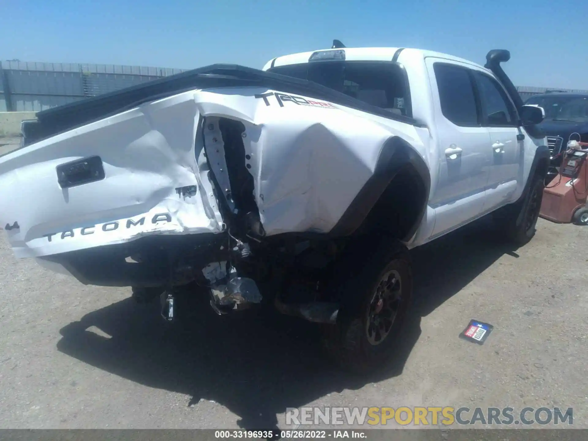 4 Photograph of a damaged car 5TFCZ5AN4KX167658 TOYOTA TACOMA 4WD 2019