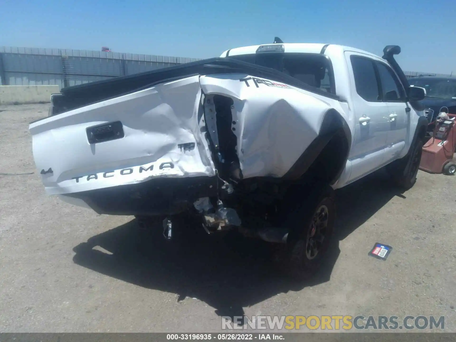 6 Photograph of a damaged car 5TFCZ5AN4KX167658 TOYOTA TACOMA 4WD 2019