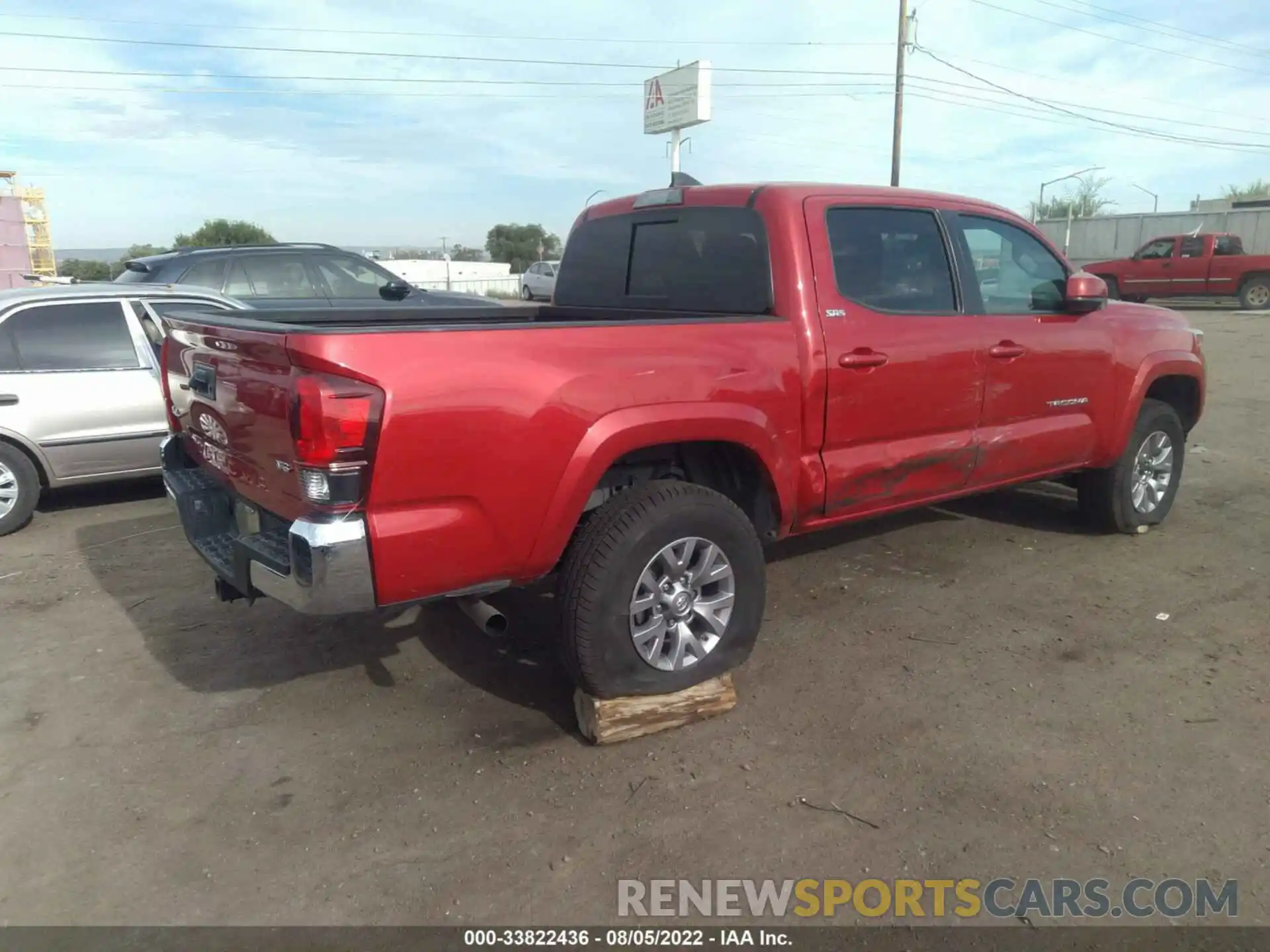 4 Photograph of a damaged car 5TFCZ5AN4KX170690 TOYOTA TACOMA 4WD 2019