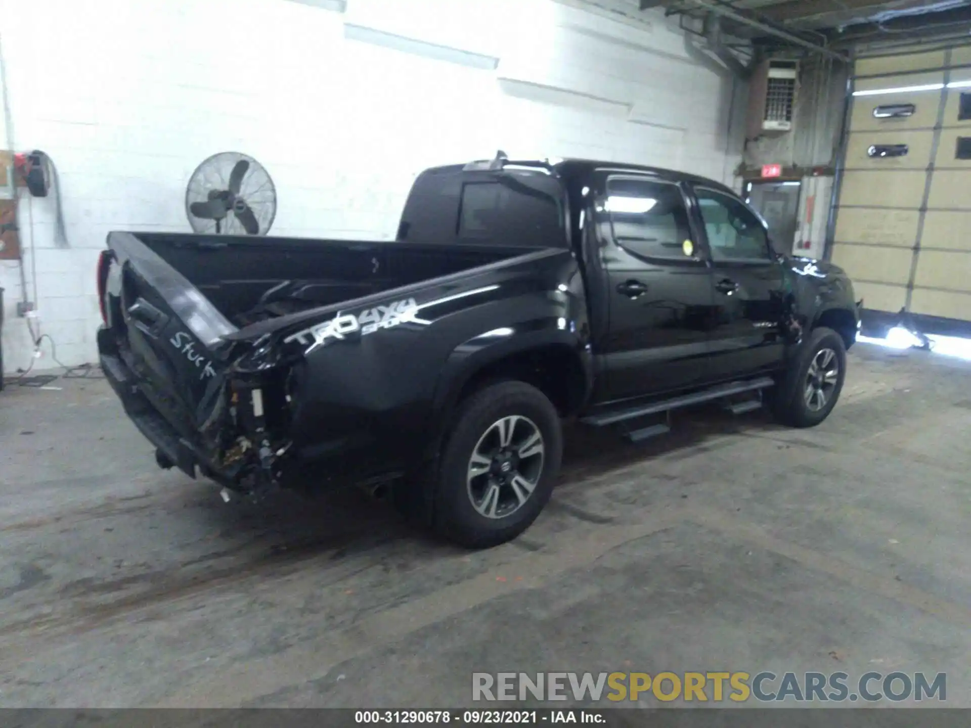 4 Фотография поврежденного автомобиля 5TFCZ5AN4KX180961 TOYOTA TACOMA 4WD 2019