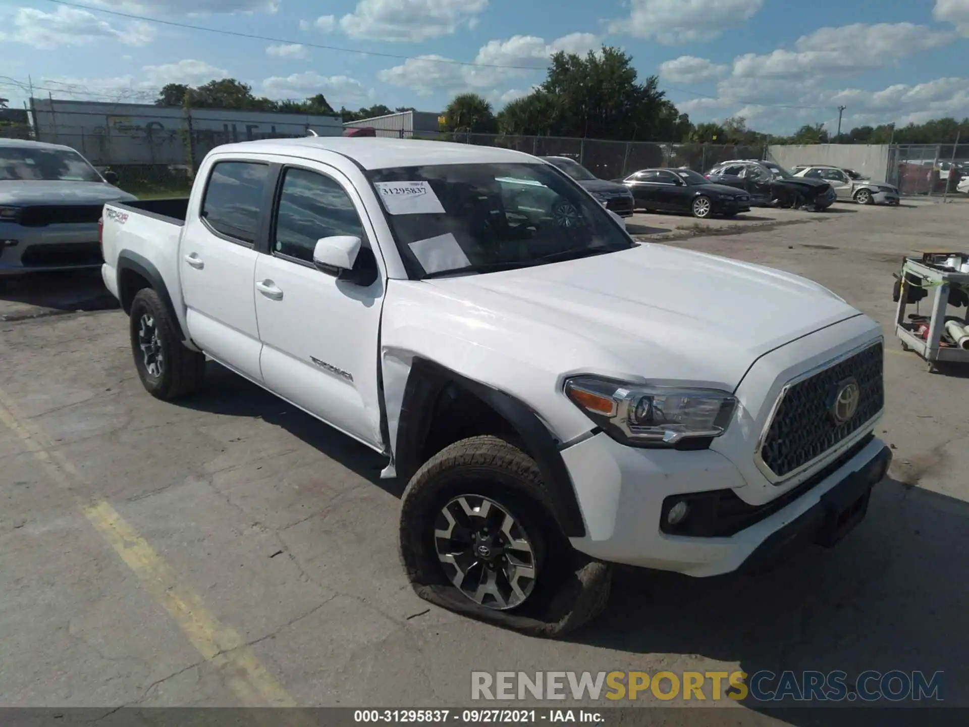 6 Фотография поврежденного автомобиля 5TFCZ5AN4KX190907 TOYOTA TACOMA 4WD 2019