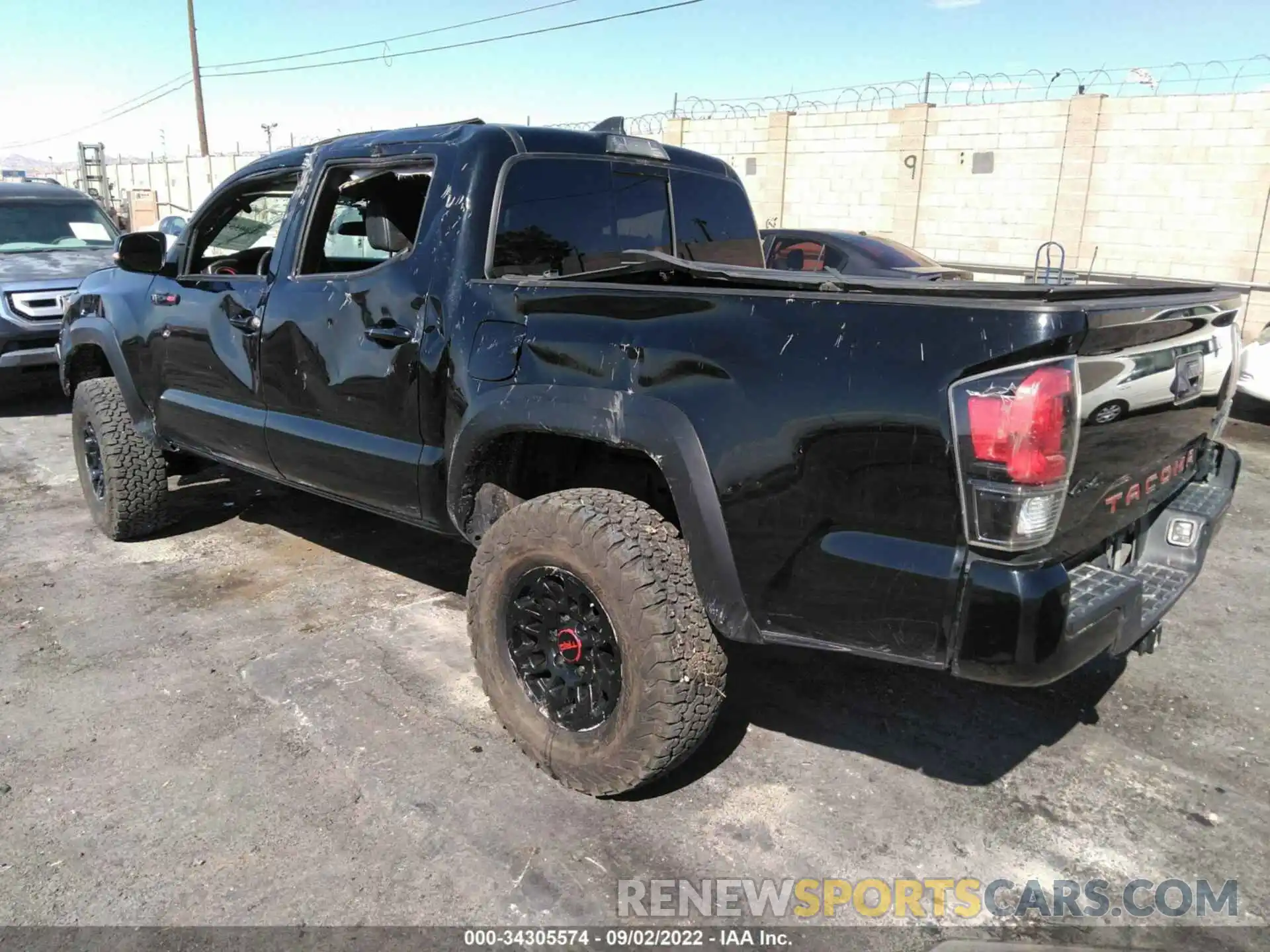 3 Фотография поврежденного автомобиля 5TFCZ5AN4KX192124 TOYOTA TACOMA 4WD 2019