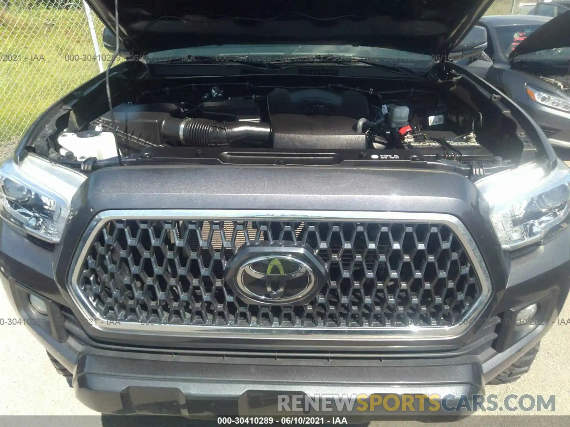 10 Photograph of a damaged car 5TFCZ5AN4KX197114 TOYOTA TACOMA 4WD 2019