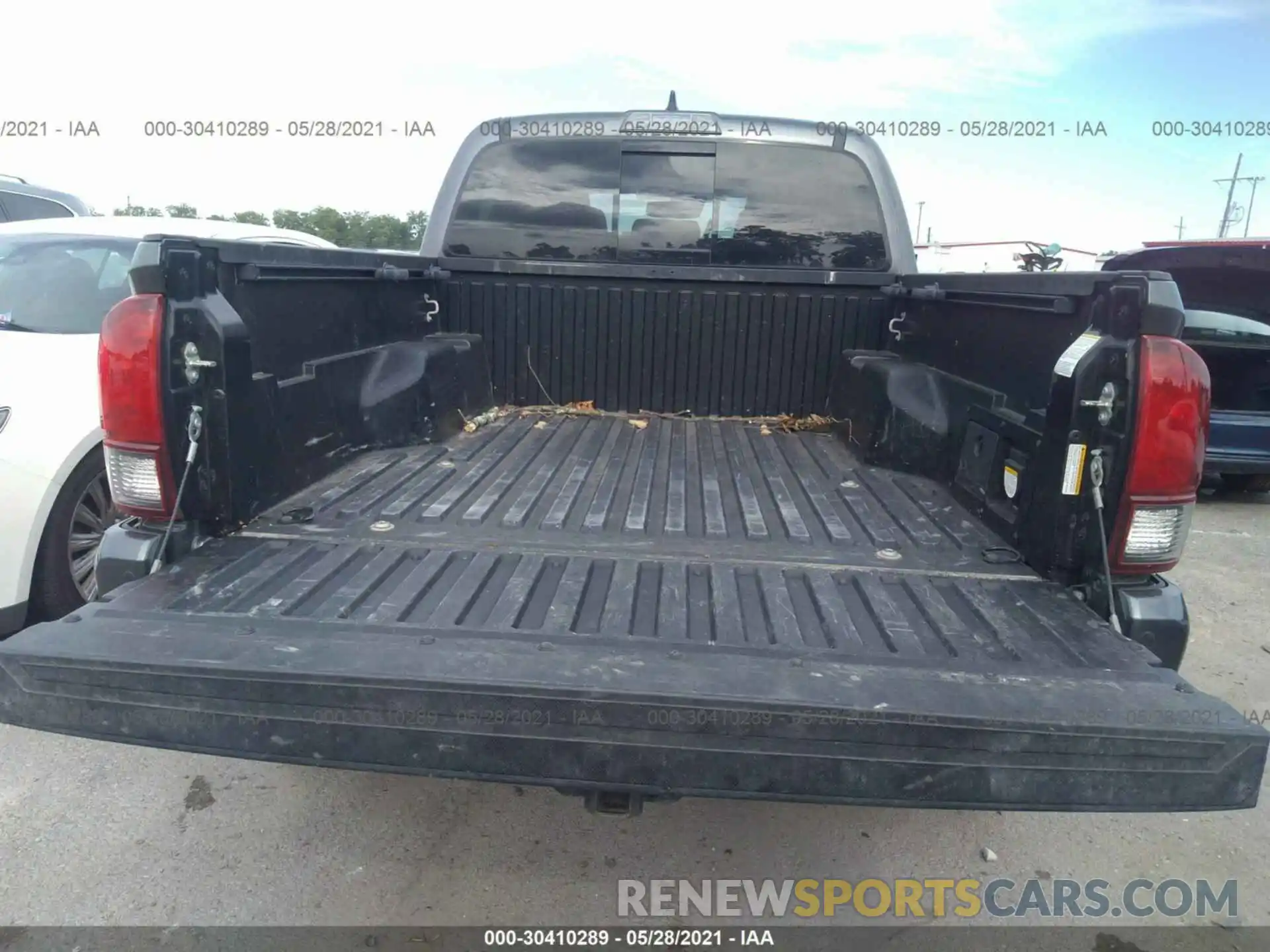 8 Photograph of a damaged car 5TFCZ5AN4KX197114 TOYOTA TACOMA 4WD 2019