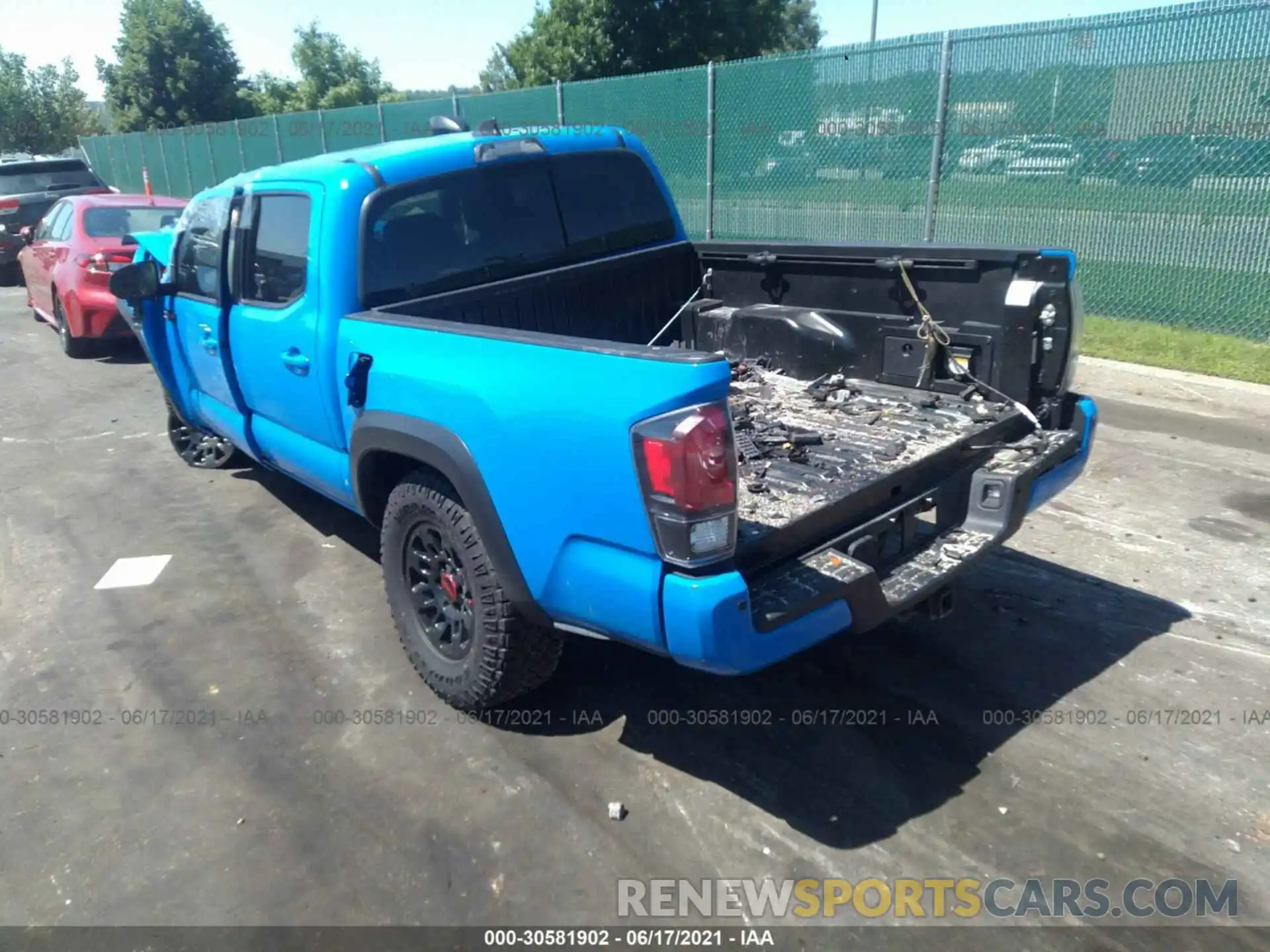 3 Фотография поврежденного автомобиля 5TFCZ5AN4KX204708 TOYOTA TACOMA 4WD 2019