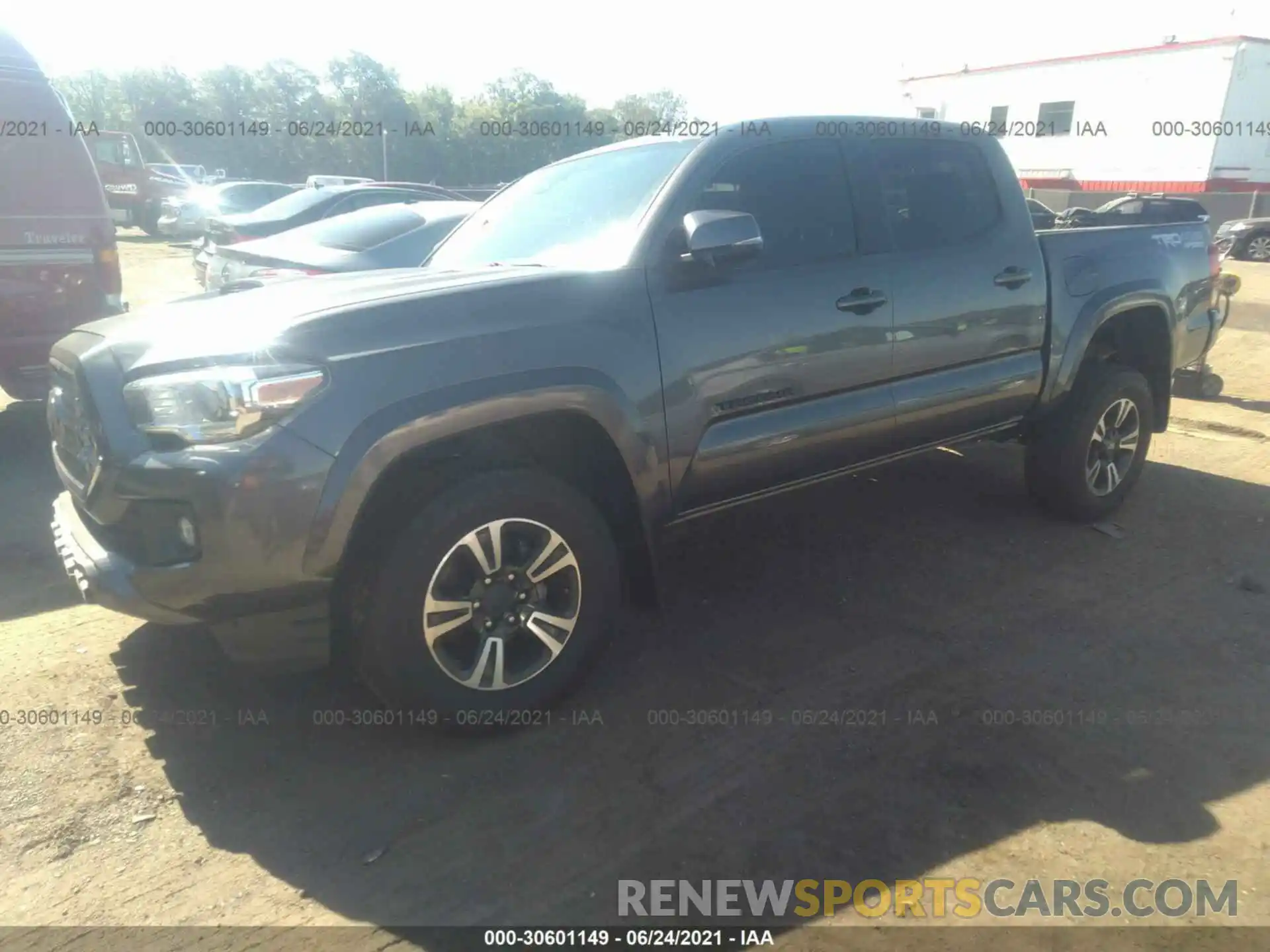 2 Фотография поврежденного автомобиля 5TFCZ5AN5KX179723 TOYOTA TACOMA 4WD 2019