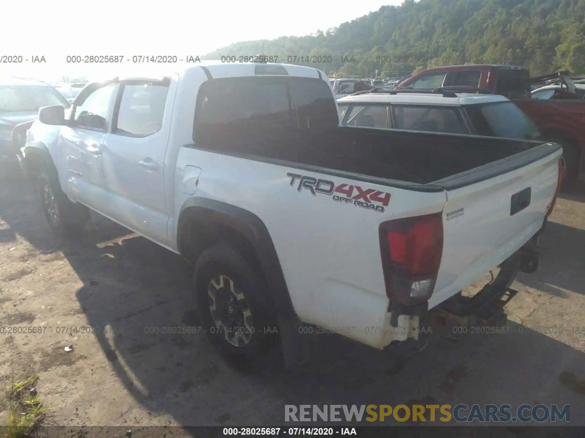 3 Фотография поврежденного автомобиля 5TFCZ5AN5KX190480 TOYOTA TACOMA 4WD 2019