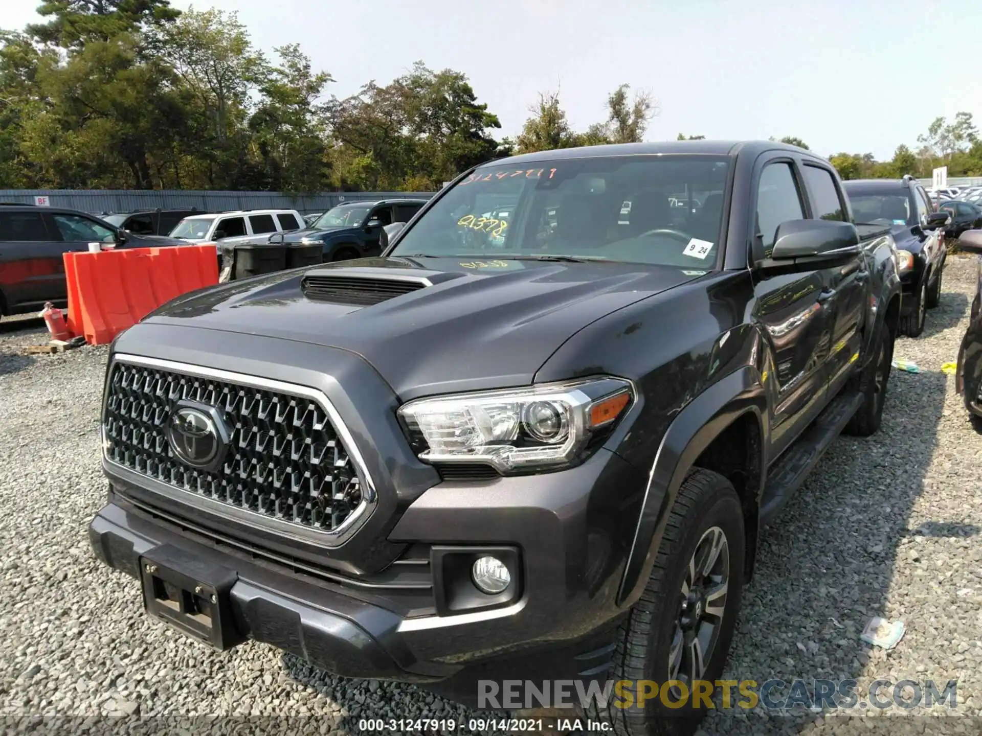 2 Фотография поврежденного автомобиля 5TFCZ5AN5KX202496 TOYOTA TACOMA 4WD 2019