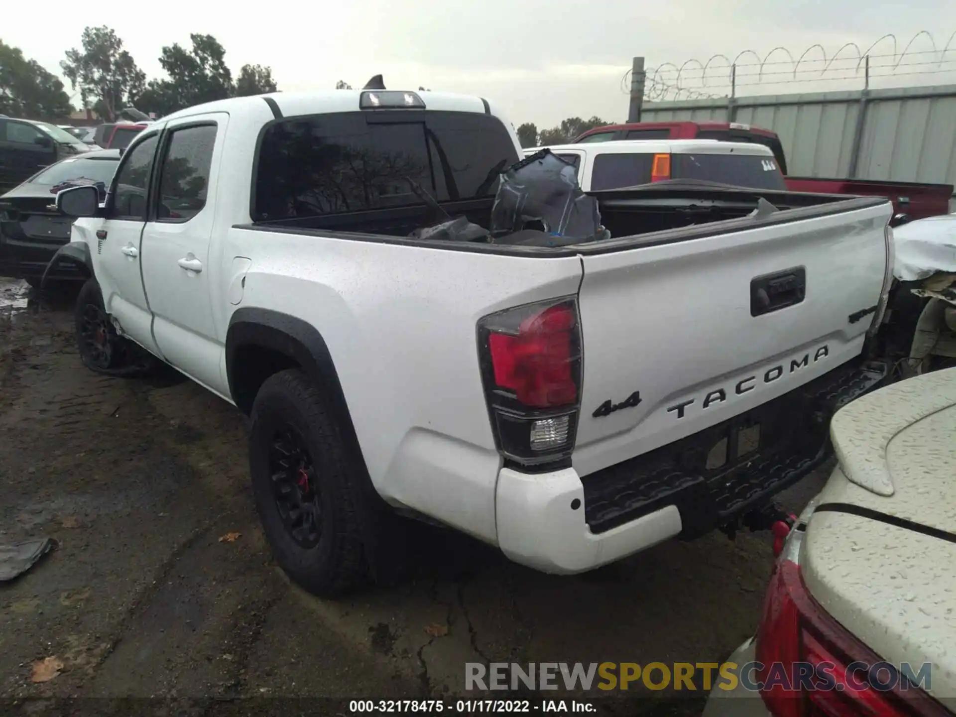 3 Фотография поврежденного автомобиля 5TFCZ5AN5KX206032 TOYOTA TACOMA 4WD 2019