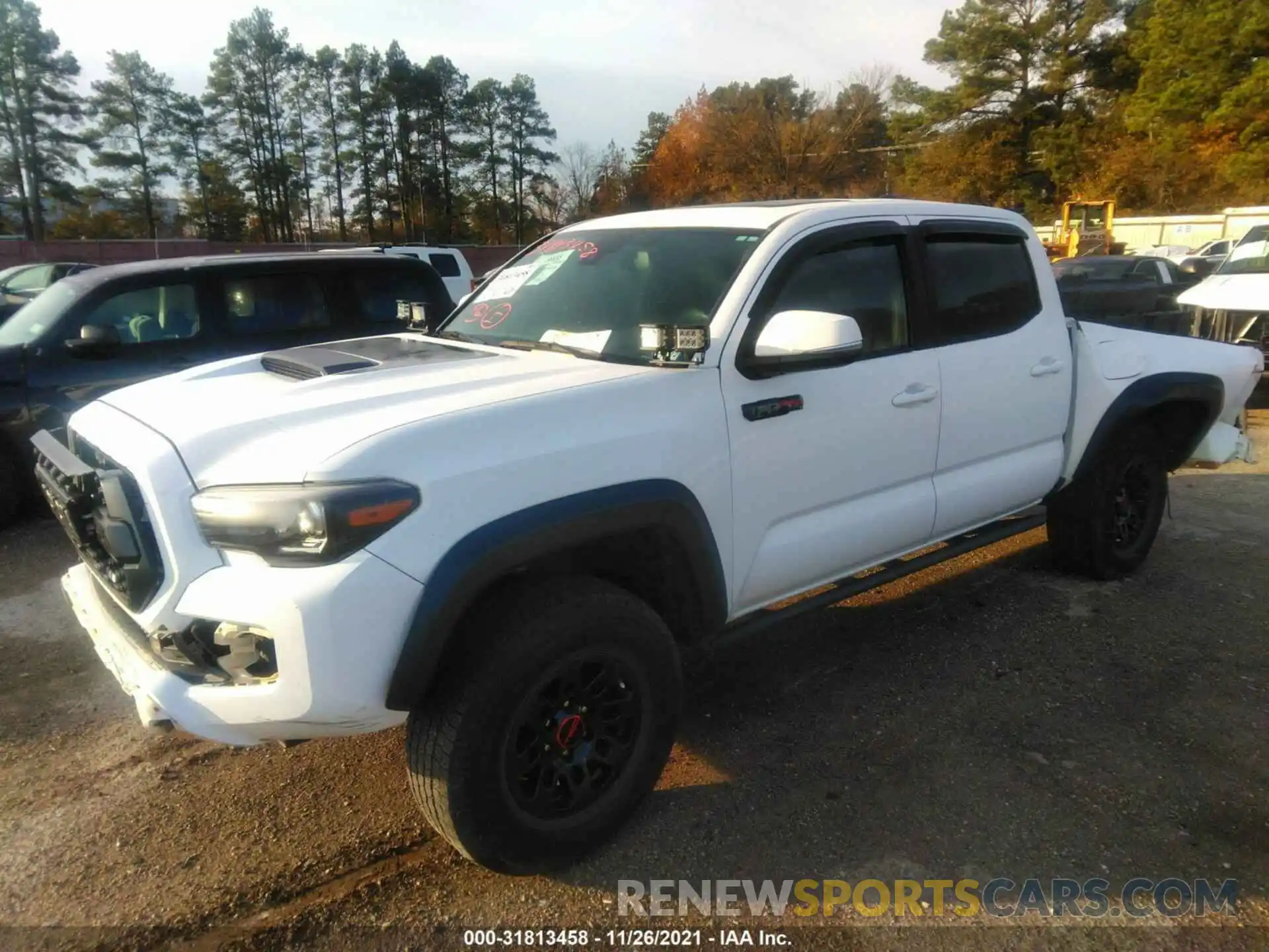 2 Фотография поврежденного автомобиля 5TFCZ5AN5KX206936 TOYOTA TACOMA 4WD 2019