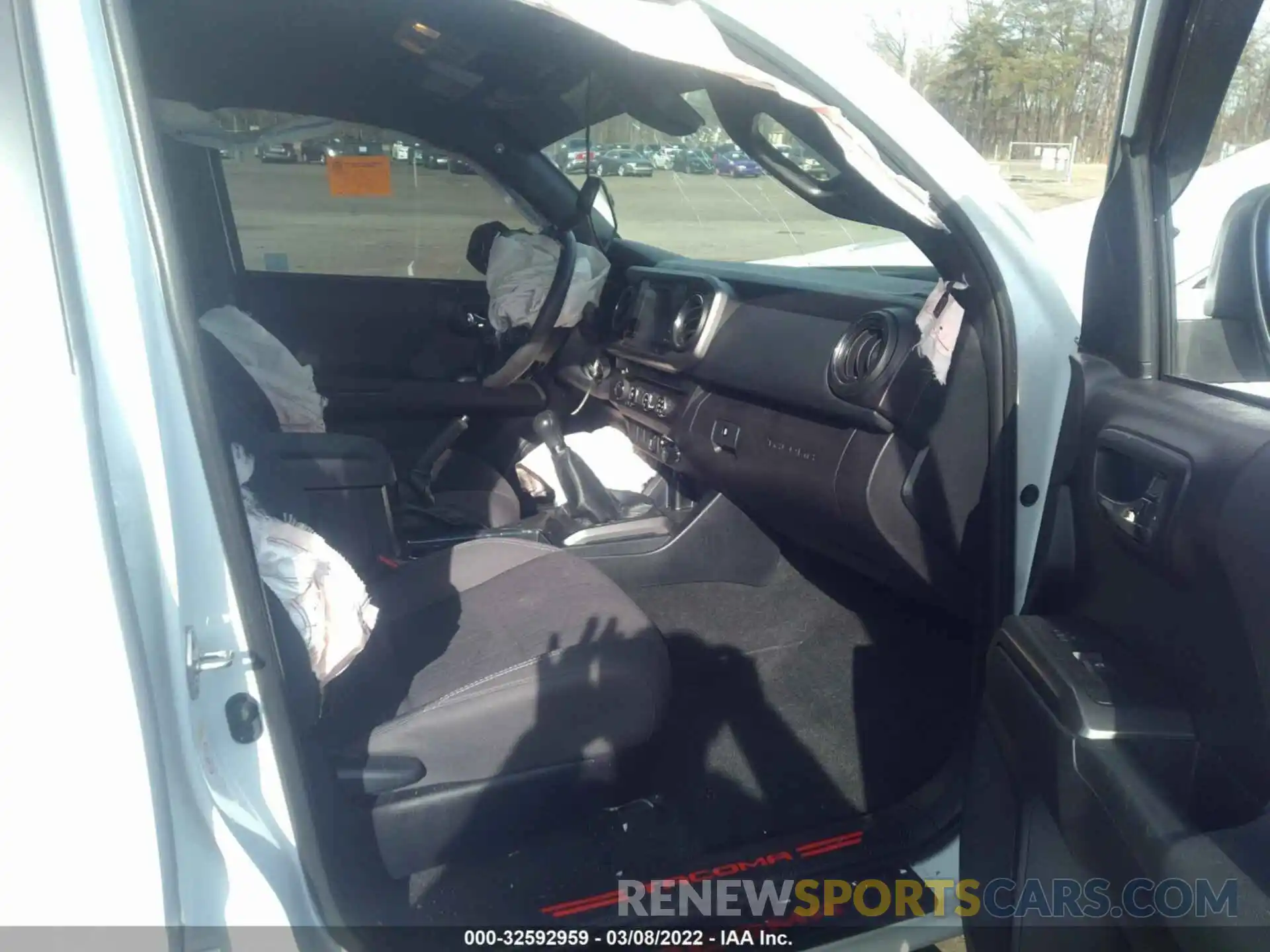 5 Photograph of a damaged car 5TFCZ5AN5KX210209 TOYOTA TACOMA 4WD 2019