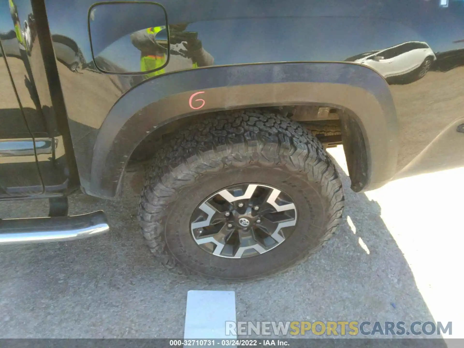 13 Photograph of a damaged car 5TFCZ5AN6KX165927 TOYOTA TACOMA 4WD 2019