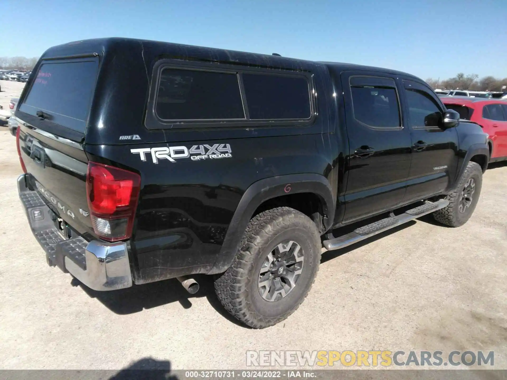 4 Фотография поврежденного автомобиля 5TFCZ5AN6KX165927 TOYOTA TACOMA 4WD 2019