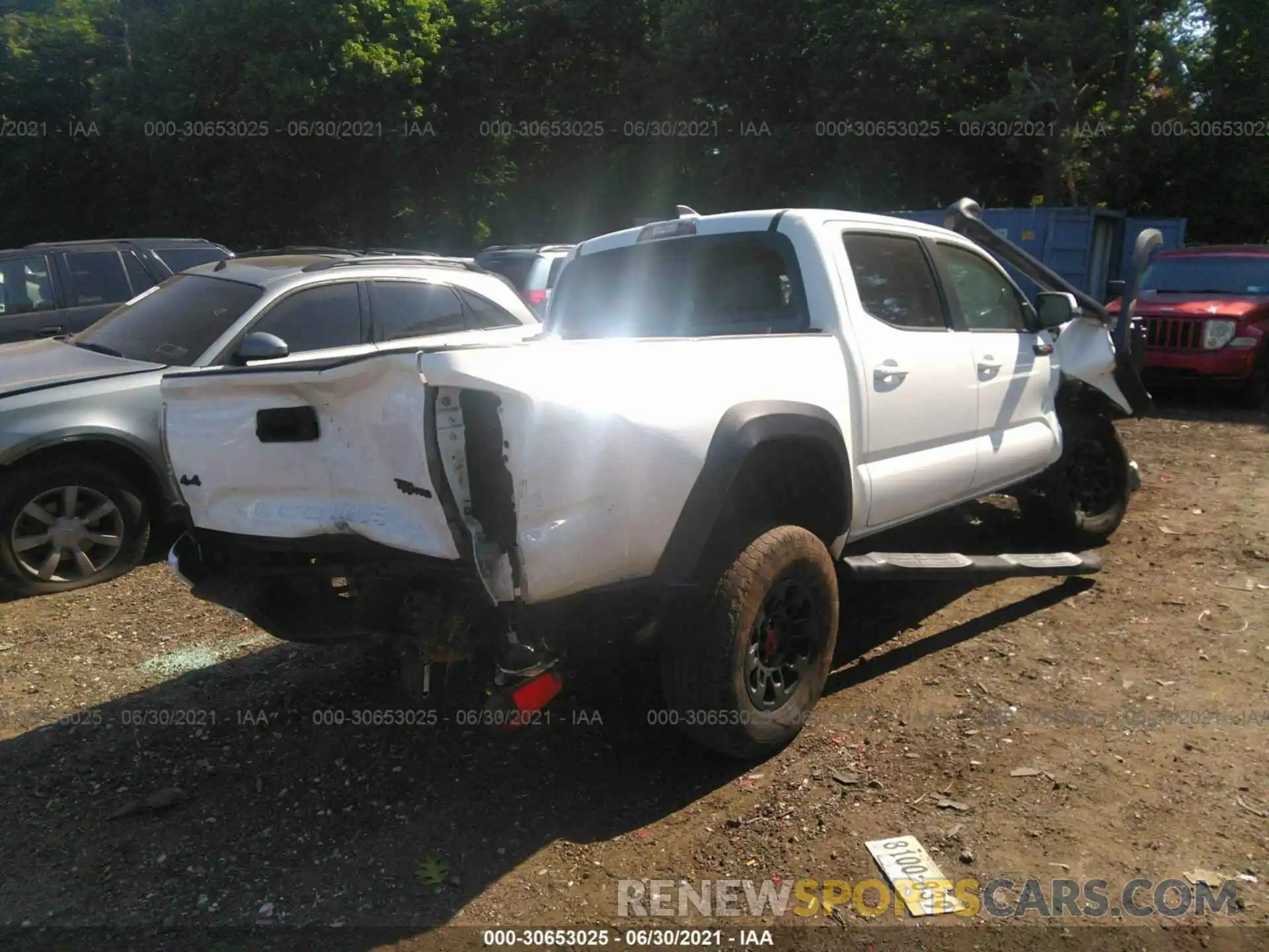 4 Фотография поврежденного автомобиля 5TFCZ5AN6KX166947 TOYOTA TACOMA 4WD 2019