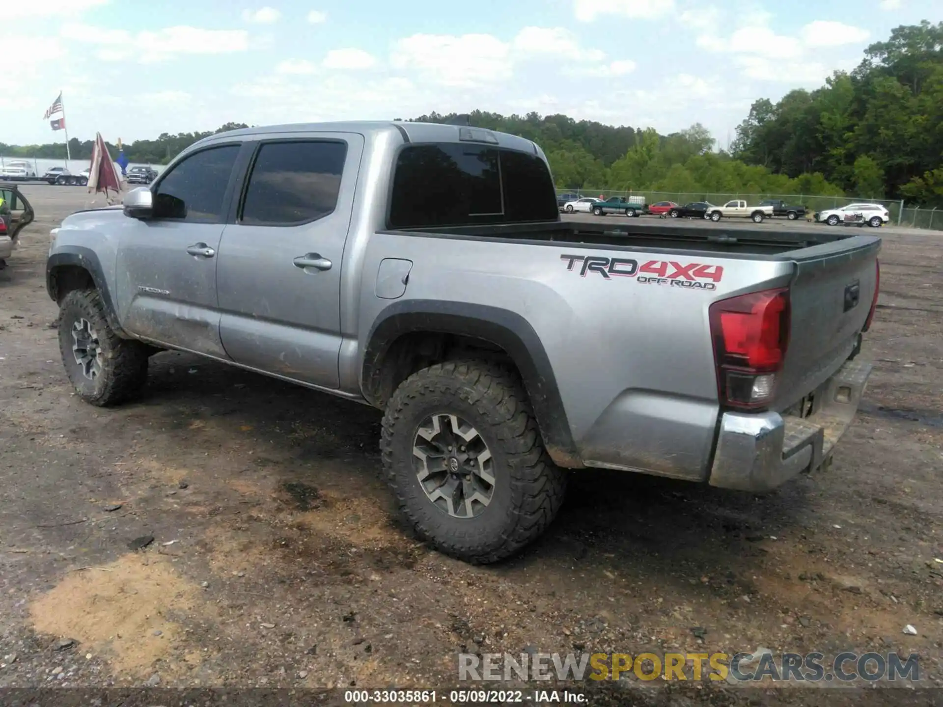 3 Фотография поврежденного автомобиля 5TFCZ5AN6KX168004 TOYOTA TACOMA 4WD 2019