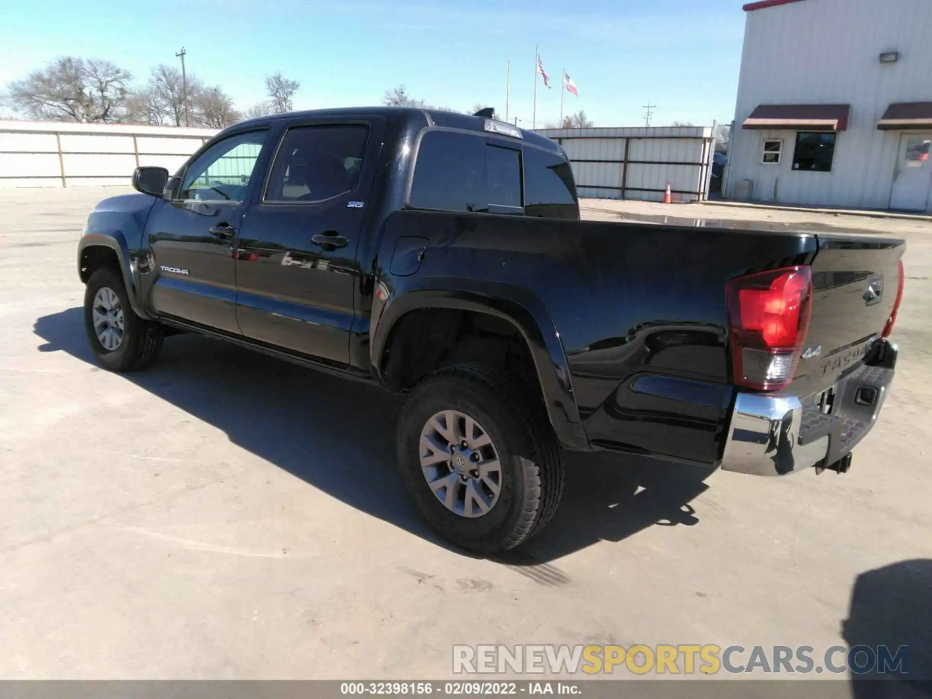 3 Photograph of a damaged car 5TFCZ5AN6KX177138 TOYOTA TACOMA 4WD 2019