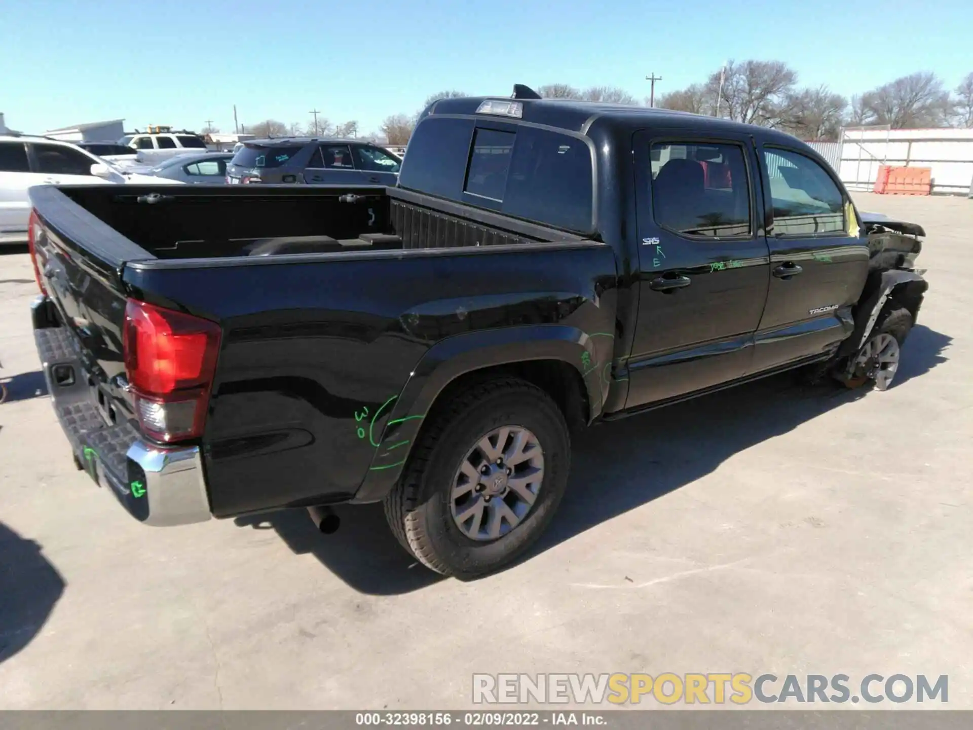 4 Photograph of a damaged car 5TFCZ5AN6KX177138 TOYOTA TACOMA 4WD 2019