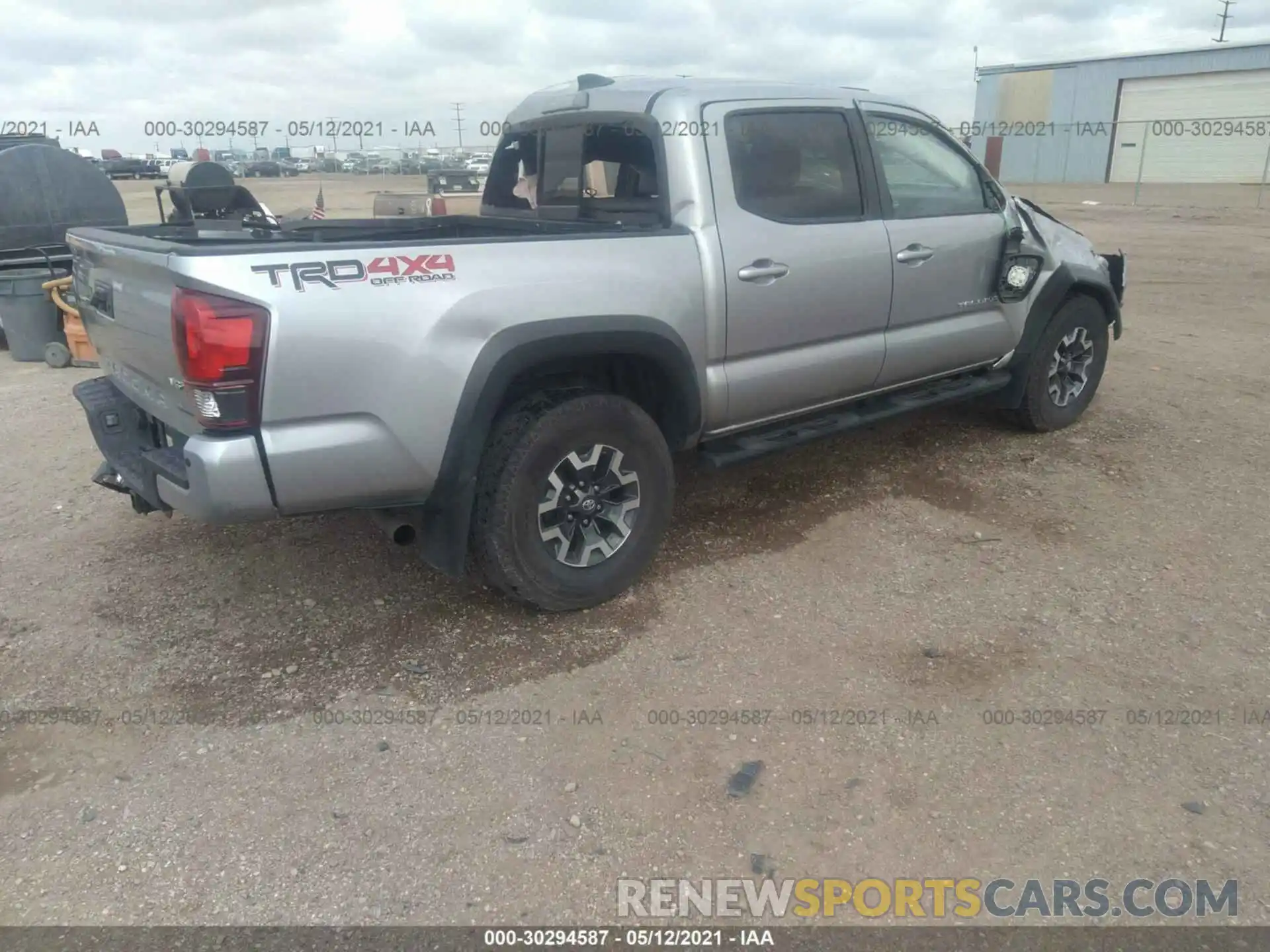 4 Фотография поврежденного автомобиля 5TFCZ5AN6KX179908 TOYOTA TACOMA 4WD 2019