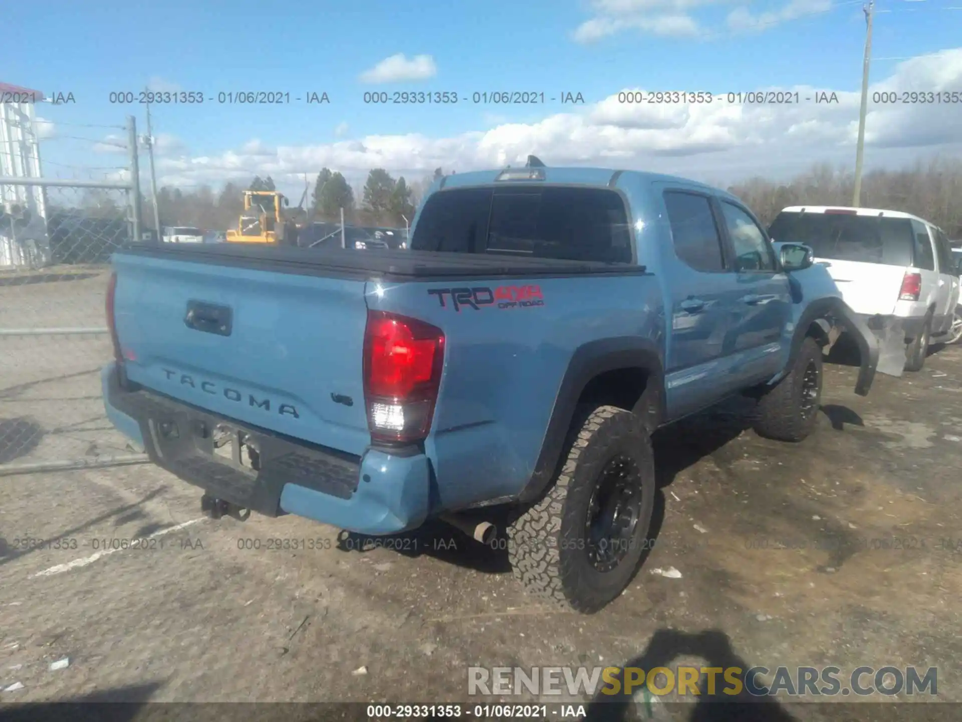 4 Фотография поврежденного автомобиля 5TFCZ5AN6KX180556 TOYOTA TACOMA 4WD 2019