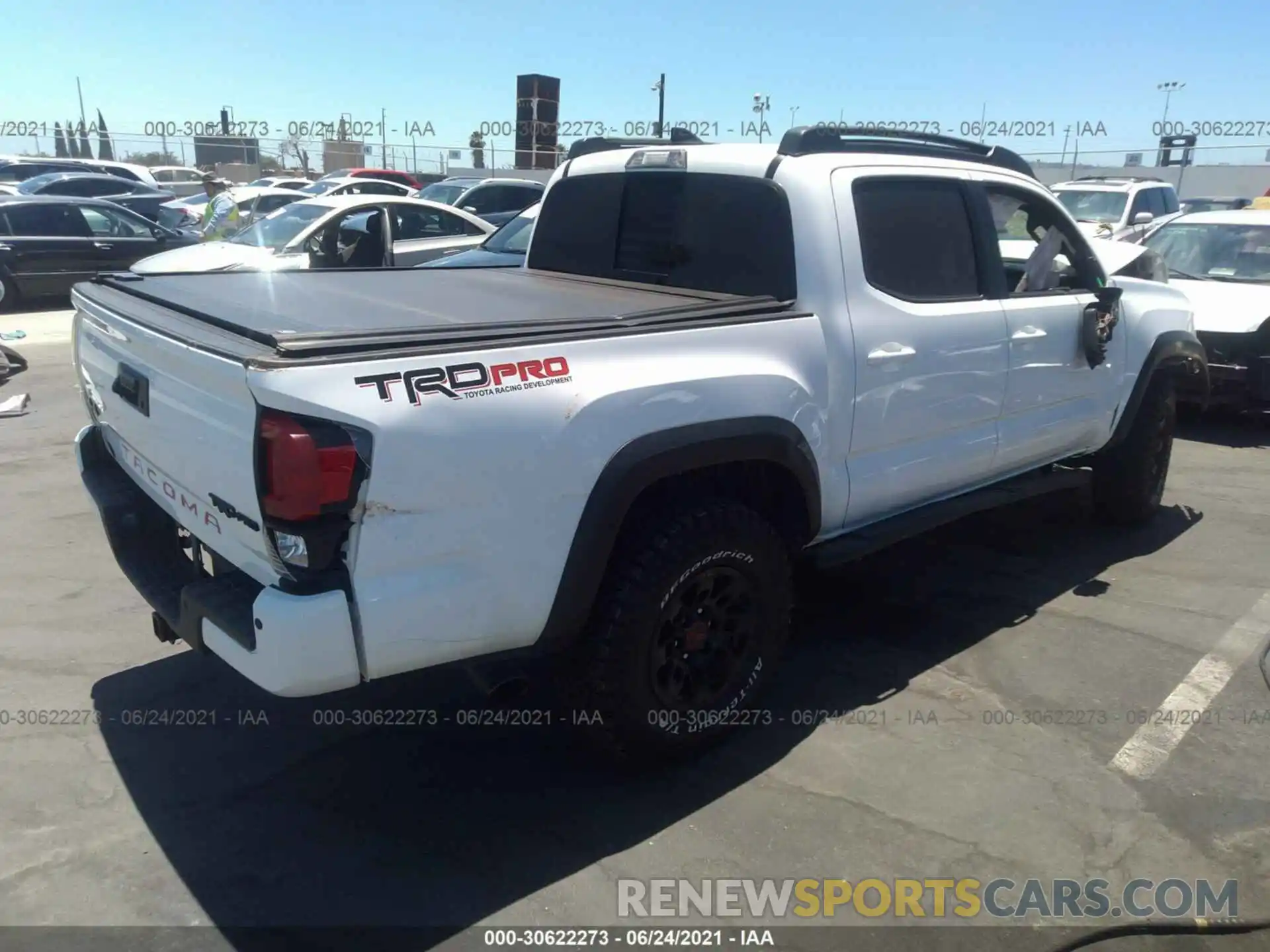 4 Фотография поврежденного автомобиля 5TFCZ5AN6KX186860 TOYOTA TACOMA 4WD 2019