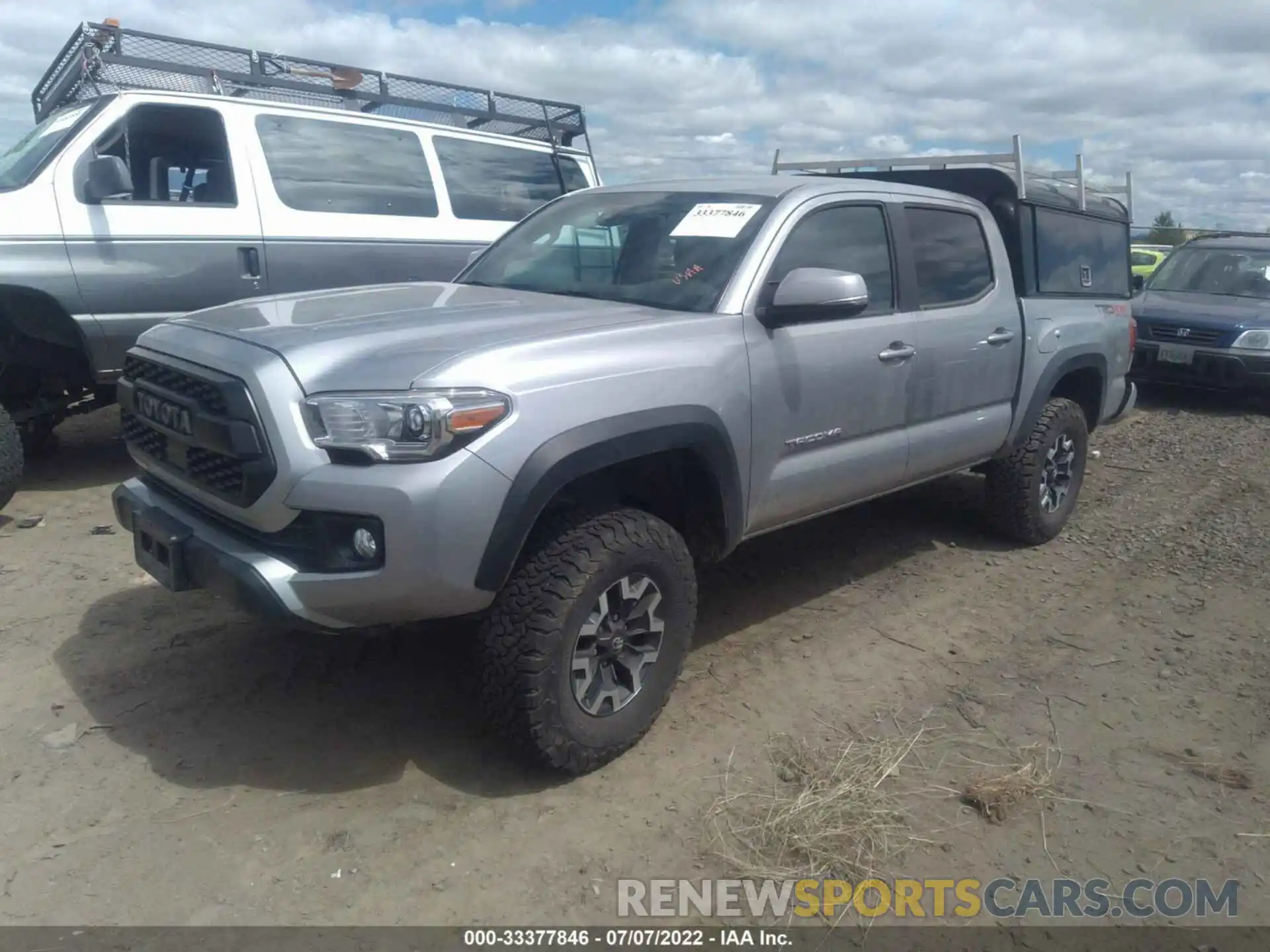 2 Фотография поврежденного автомобиля 5TFCZ5AN6KX188303 TOYOTA TACOMA 4WD 2019