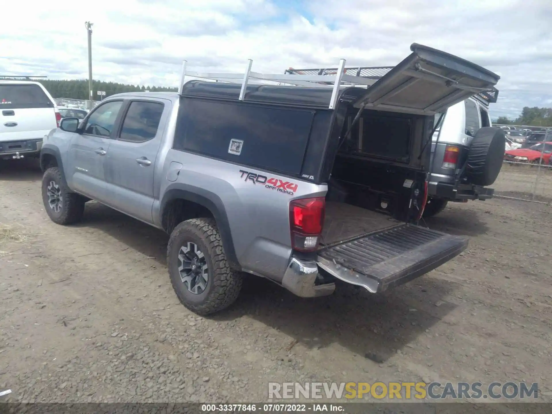 3 Фотография поврежденного автомобиля 5TFCZ5AN6KX188303 TOYOTA TACOMA 4WD 2019