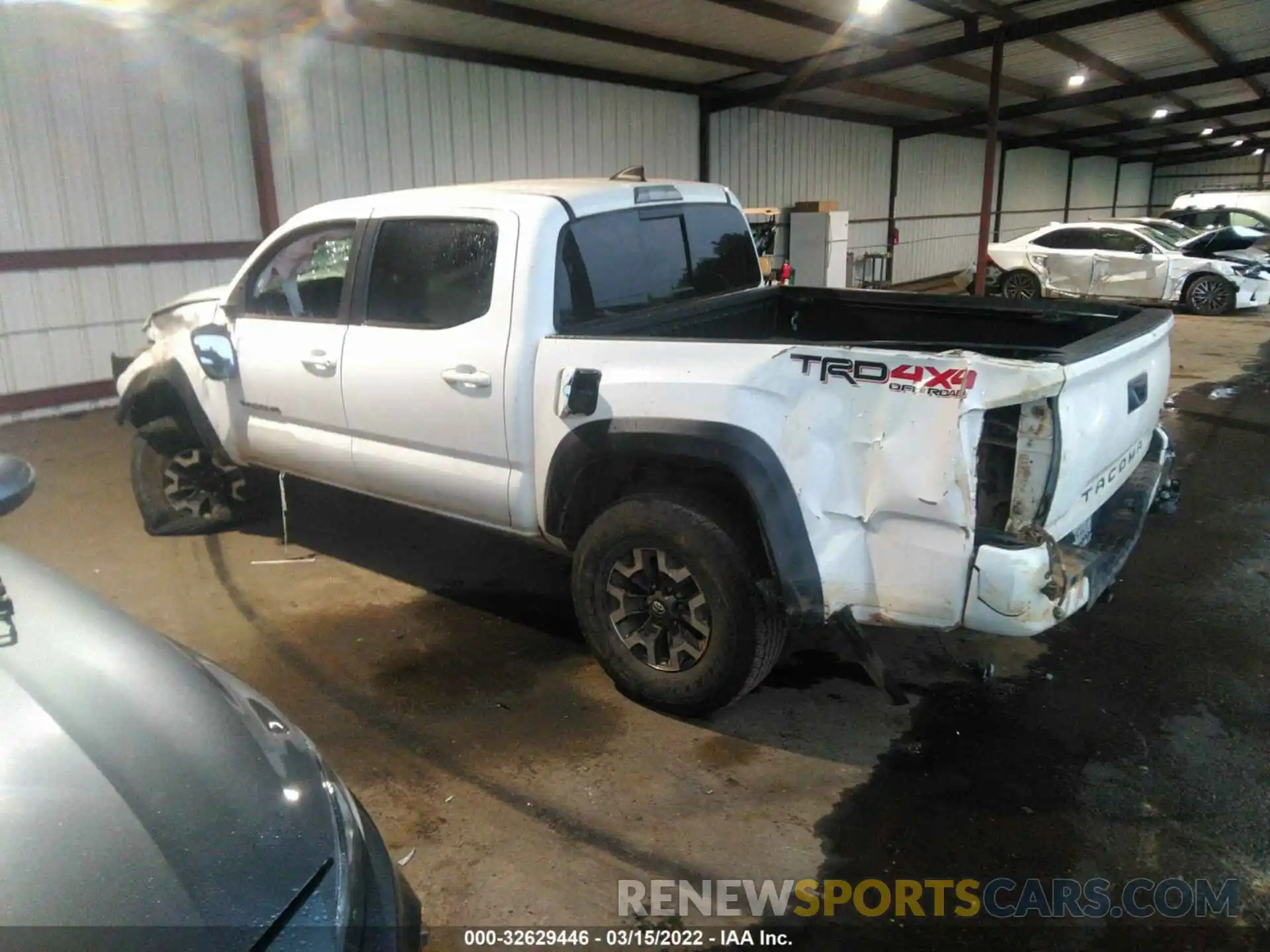 3 Фотография поврежденного автомобиля 5TFCZ5AN6KX188575 TOYOTA TACOMA 4WD 2019