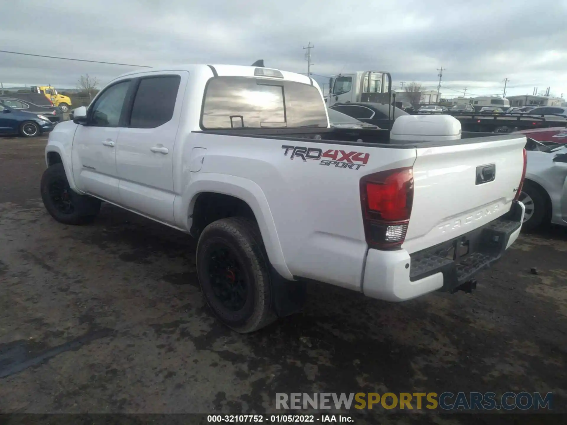 3 Фотография поврежденного автомобиля 5TFCZ5AN6KX191346 TOYOTA TACOMA 4WD 2019