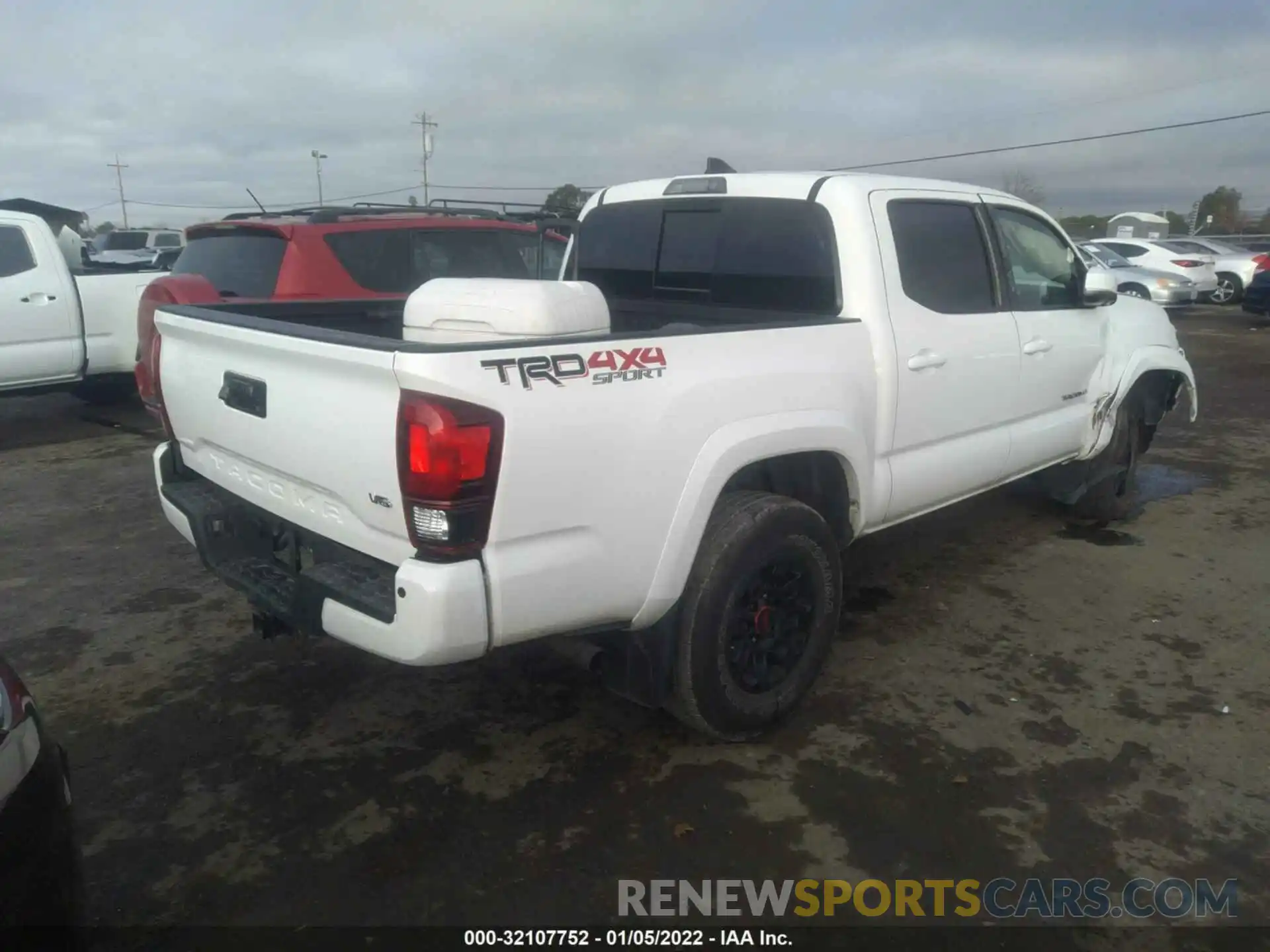 4 Фотография поврежденного автомобиля 5TFCZ5AN6KX191346 TOYOTA TACOMA 4WD 2019