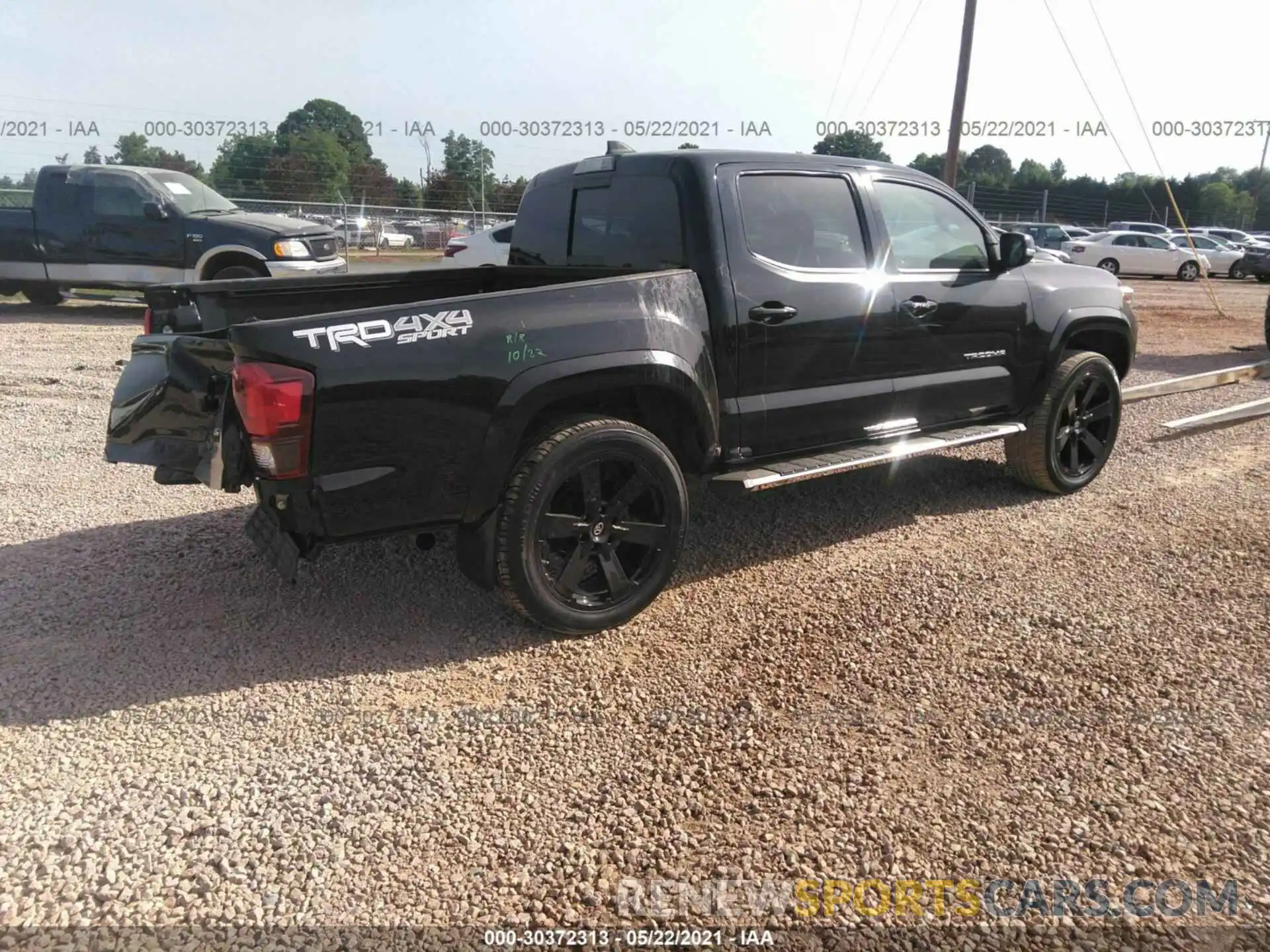 4 Фотография поврежденного автомобиля 5TFCZ5AN7KX180372 TOYOTA TACOMA 4WD 2019