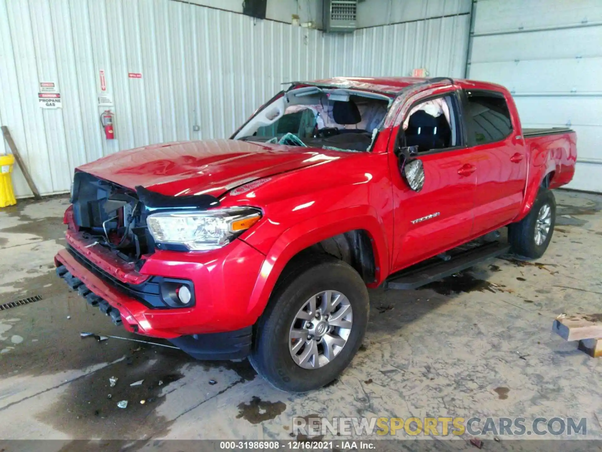 2 Фотография поврежденного автомобиля 5TFCZ5AN7KX185829 TOYOTA TACOMA 4WD 2019