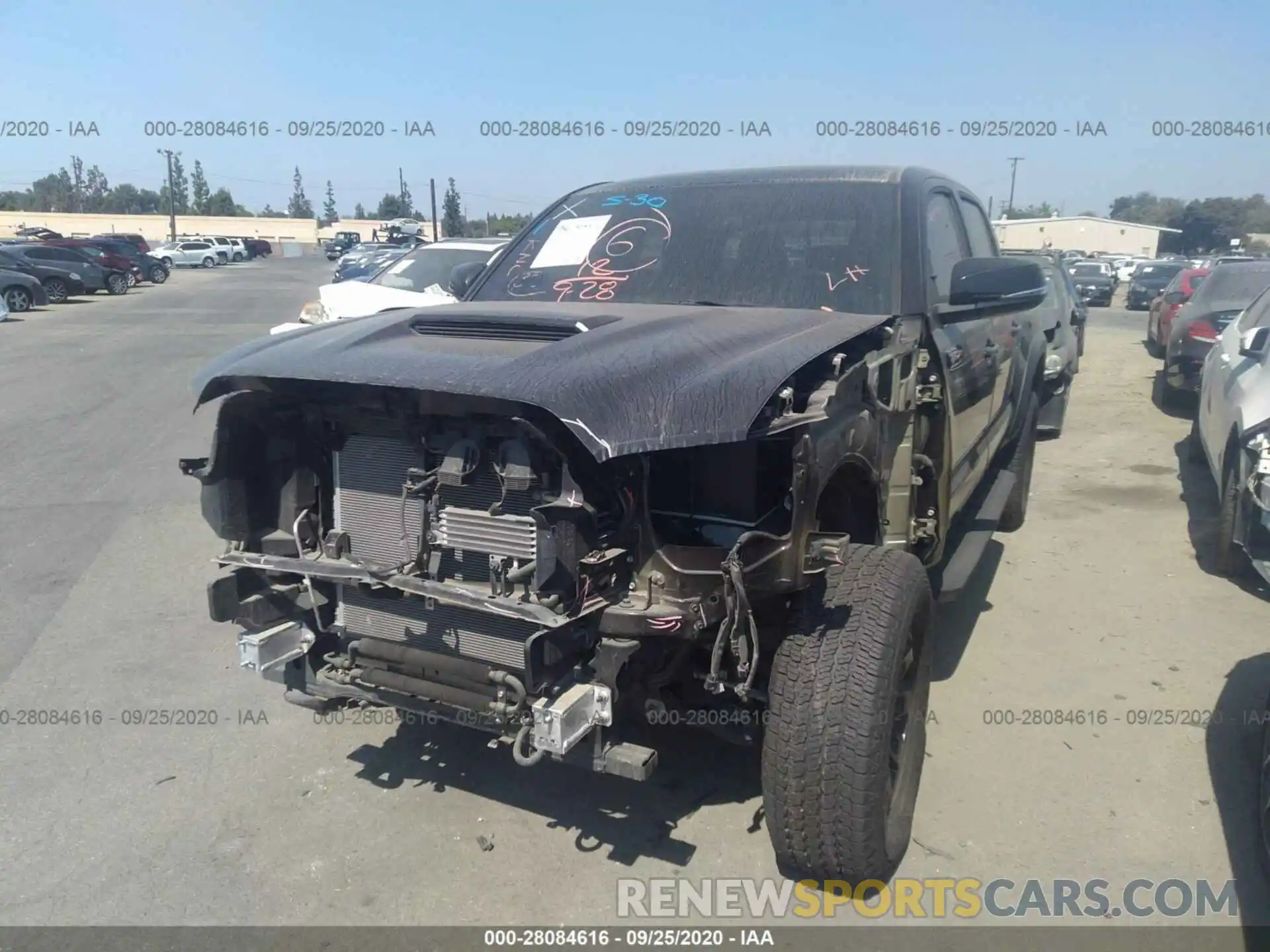 2 Фотография поврежденного автомобиля 5TFCZ5AN7KX205822 TOYOTA TACOMA 4WD 2019