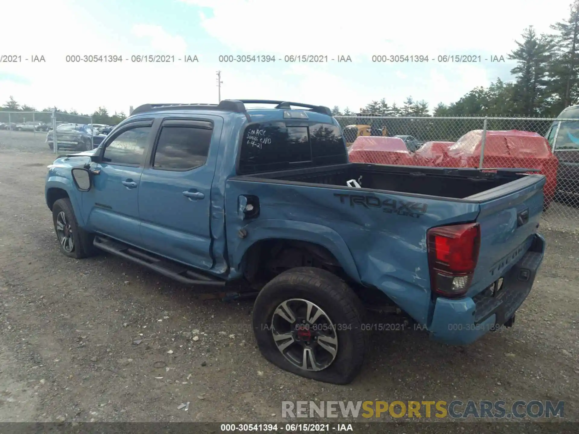 3 Фотография поврежденного автомобиля 5TFCZ5AN8KX172488 TOYOTA TACOMA 4WD 2019