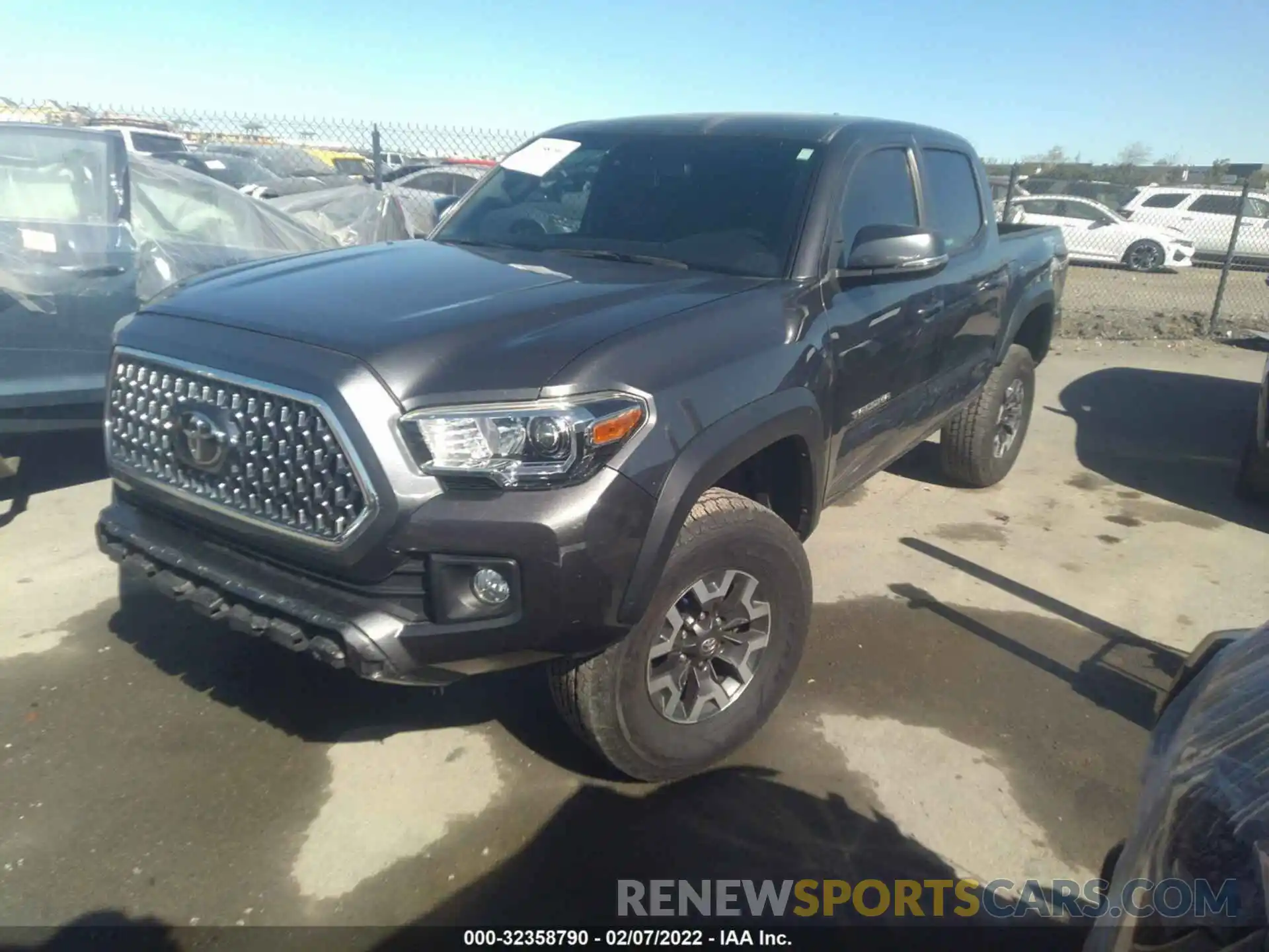 2 Photograph of a damaged car 5TFCZ5AN8KX193941 TOYOTA TACOMA 4WD 2019