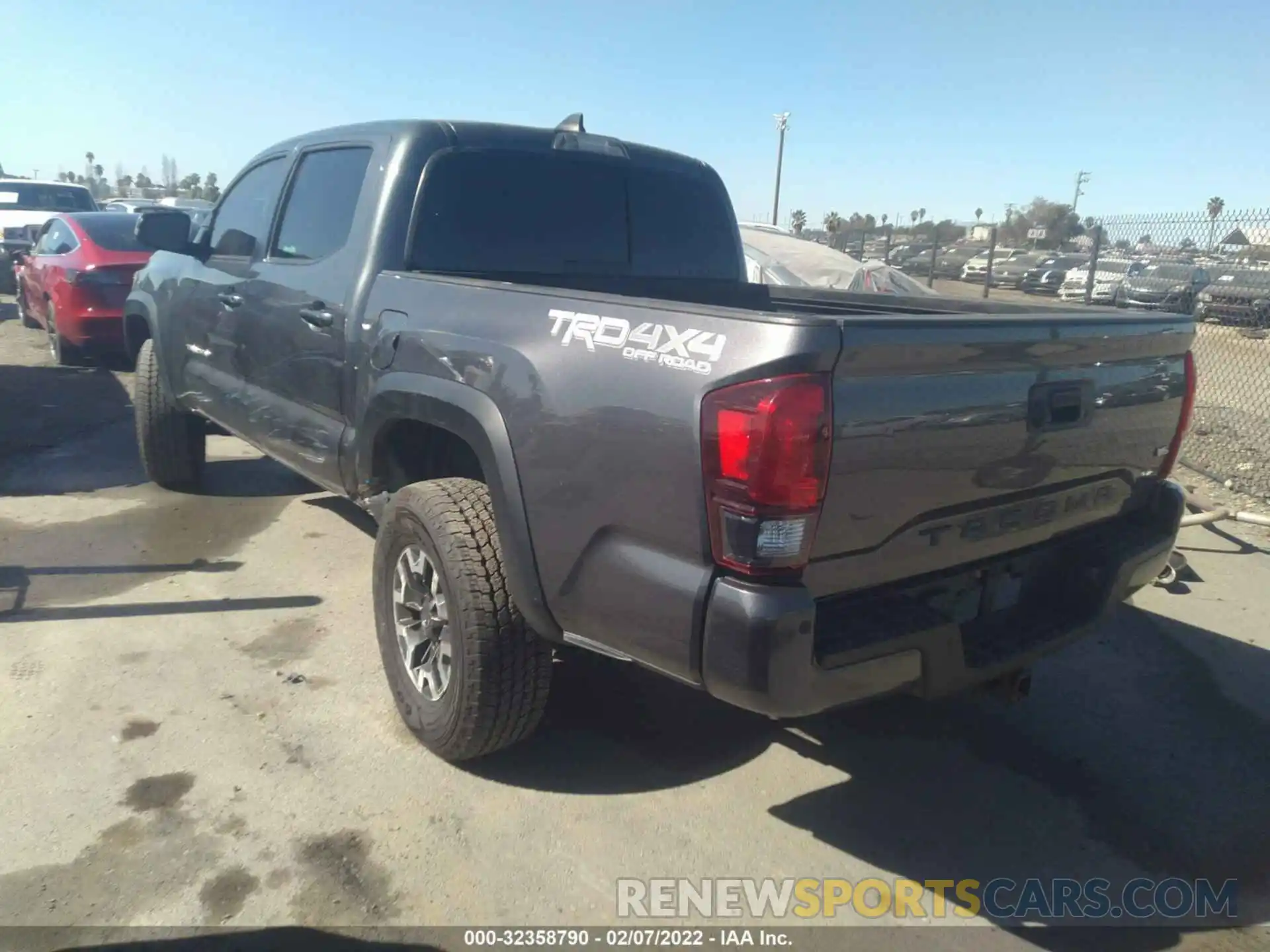 3 Photograph of a damaged car 5TFCZ5AN8KX193941 TOYOTA TACOMA 4WD 2019