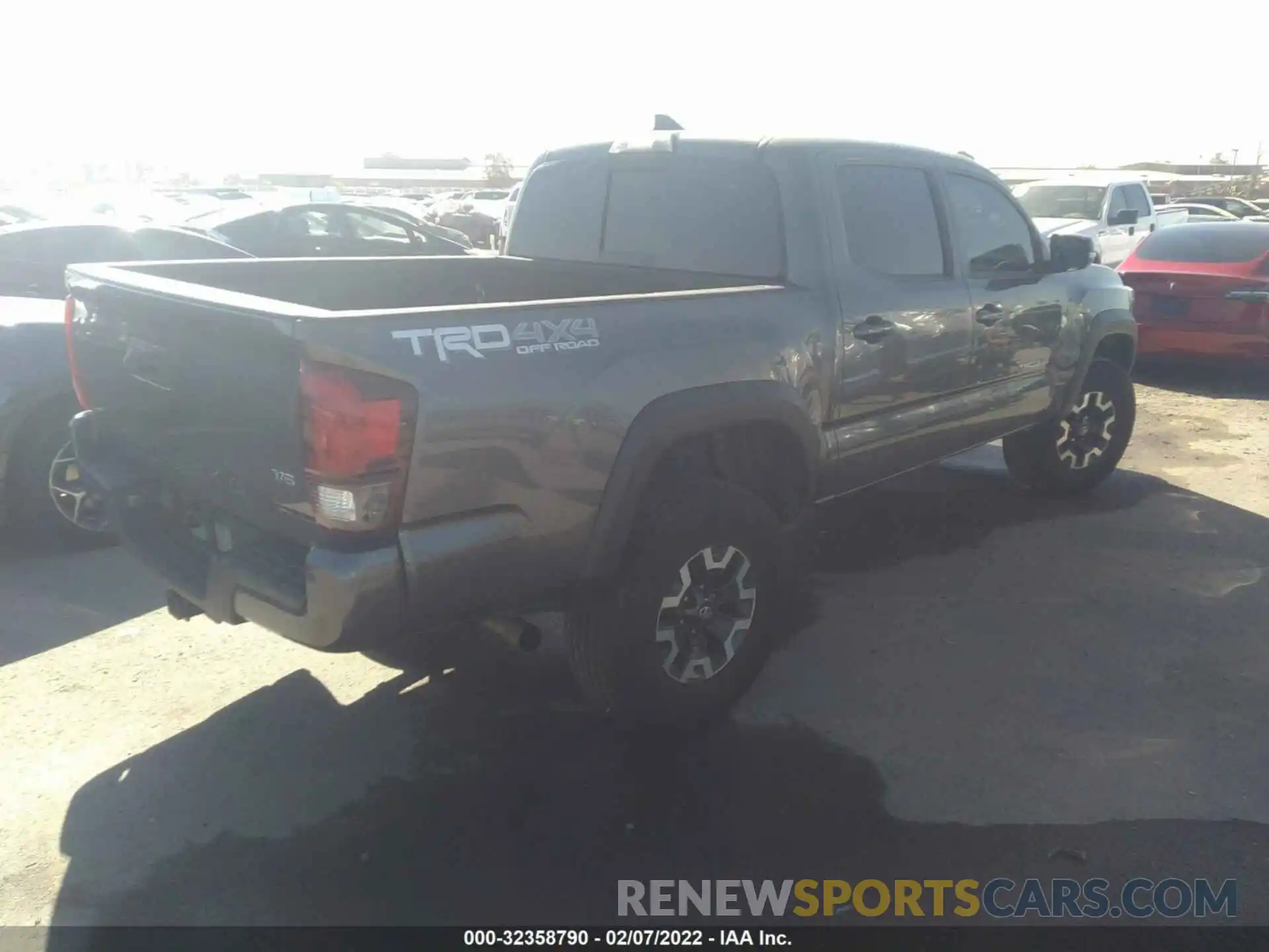 4 Photograph of a damaged car 5TFCZ5AN8KX193941 TOYOTA TACOMA 4WD 2019