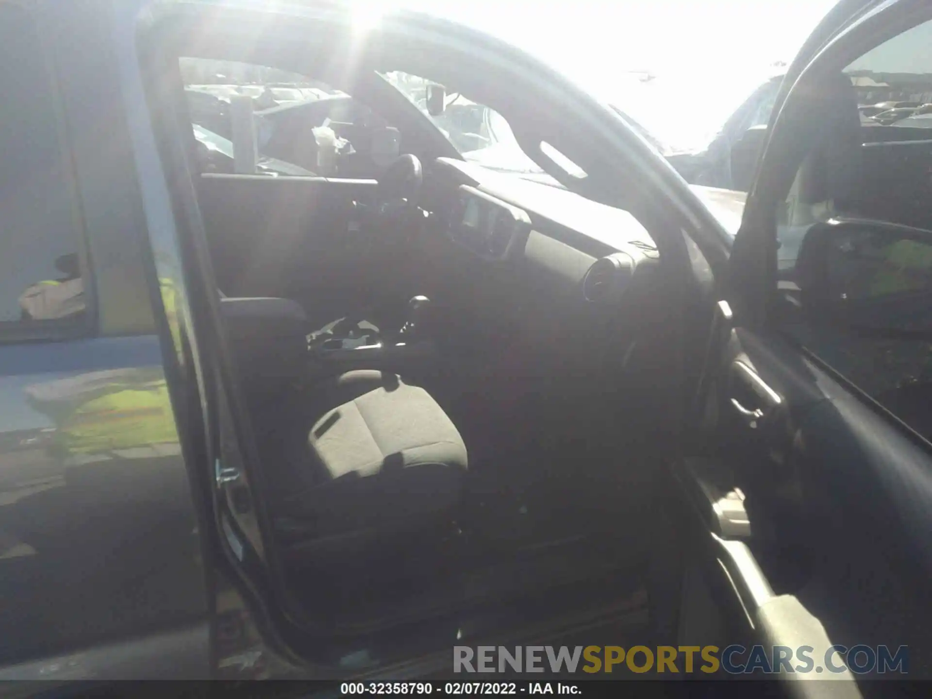 5 Photograph of a damaged car 5TFCZ5AN8KX193941 TOYOTA TACOMA 4WD 2019