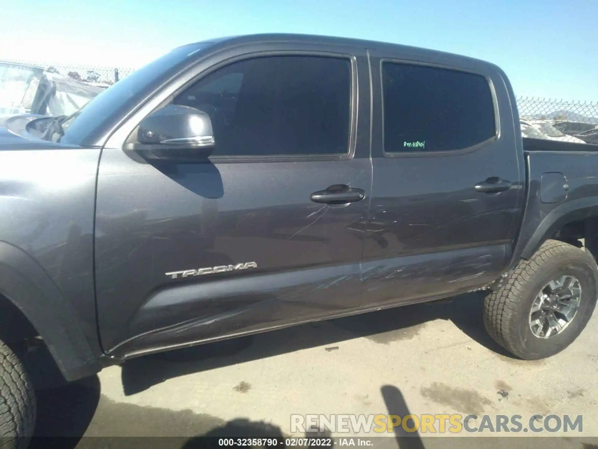 6 Photograph of a damaged car 5TFCZ5AN8KX193941 TOYOTA TACOMA 4WD 2019