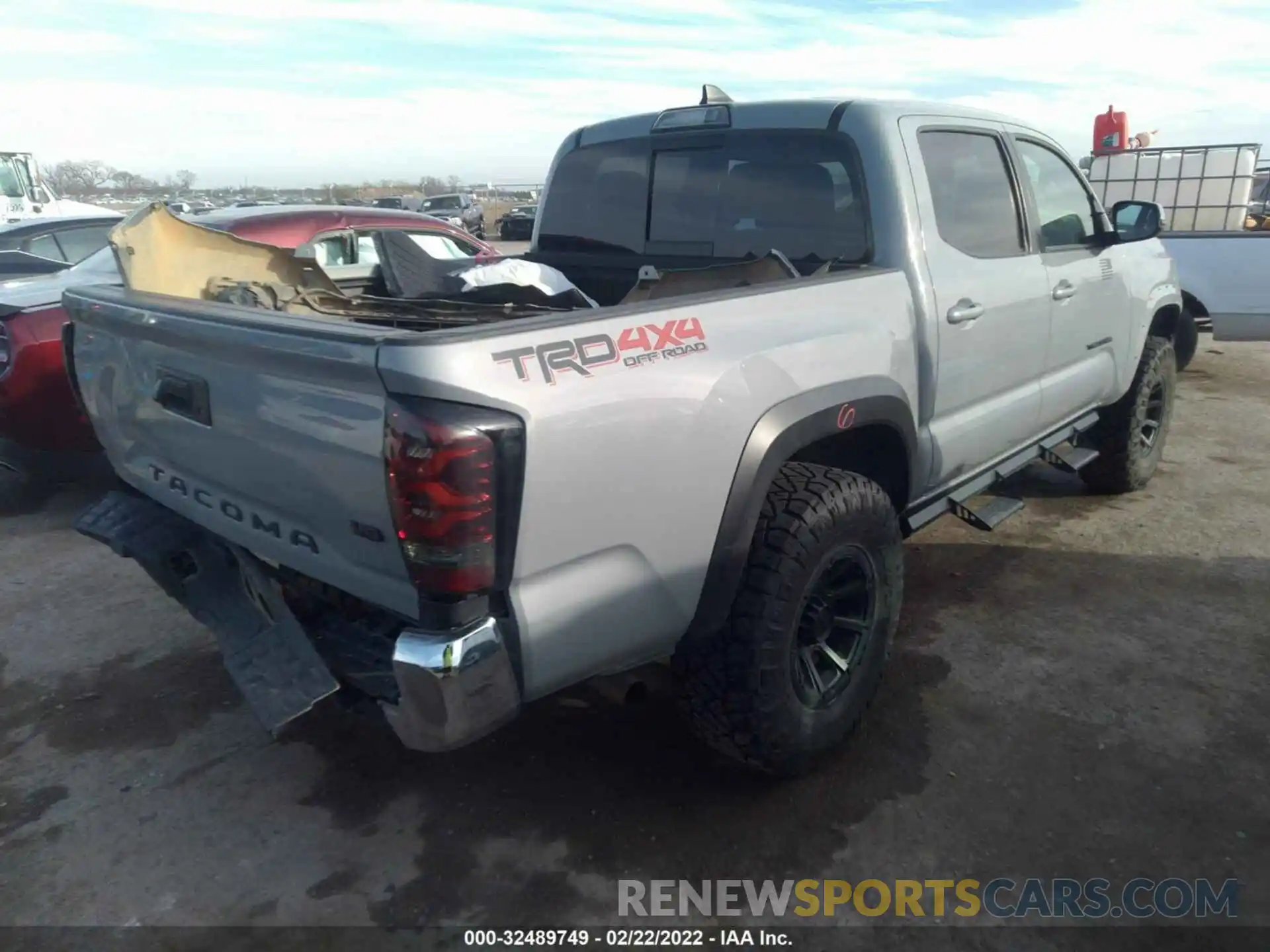 4 Фотография поврежденного автомобиля 5TFCZ5AN8KX199612 TOYOTA TACOMA 4WD 2019