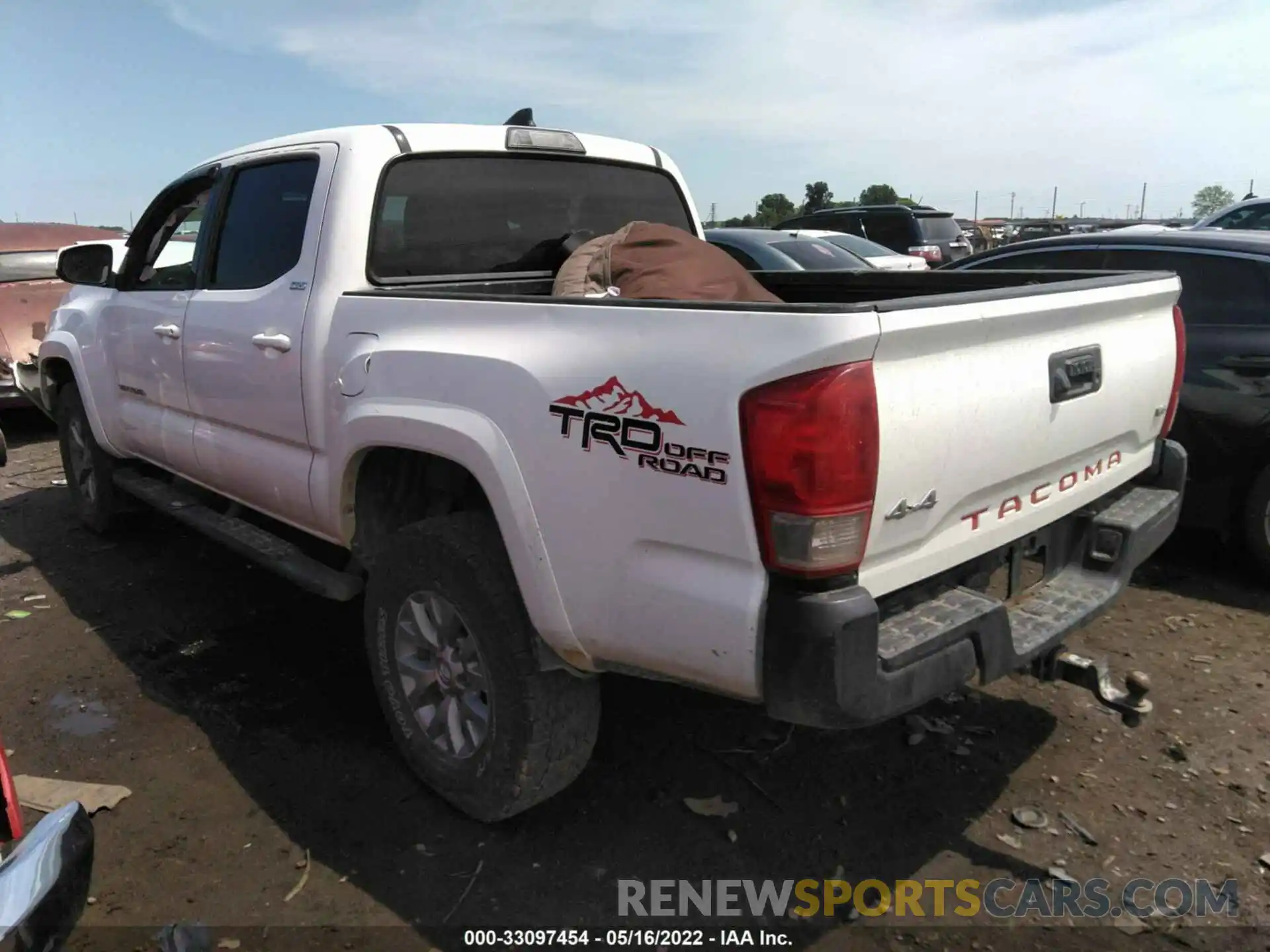 3 Photograph of a damaged car 5TFCZ5AN8KX202024 TOYOTA TACOMA 4WD 2019