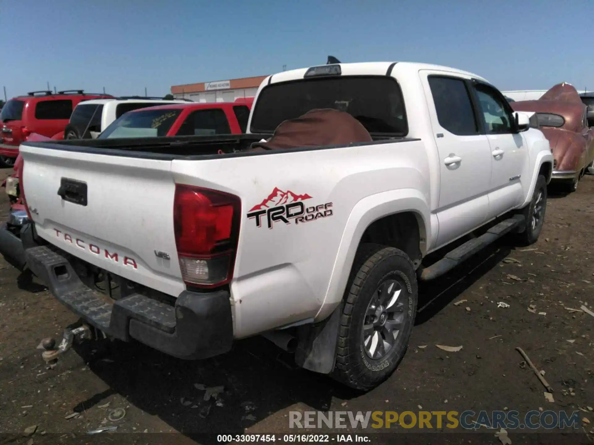 4 Photograph of a damaged car 5TFCZ5AN8KX202024 TOYOTA TACOMA 4WD 2019