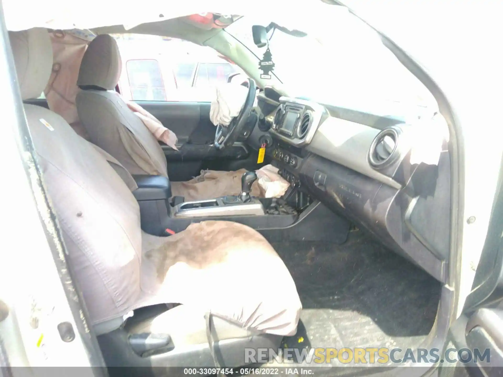 5 Photograph of a damaged car 5TFCZ5AN8KX202024 TOYOTA TACOMA 4WD 2019