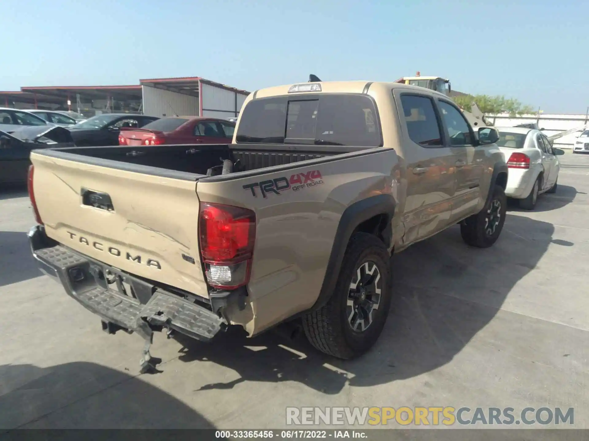 4 Фотография поврежденного автомобиля 5TFCZ5AN8KX209667 TOYOTA TACOMA 4WD 2019