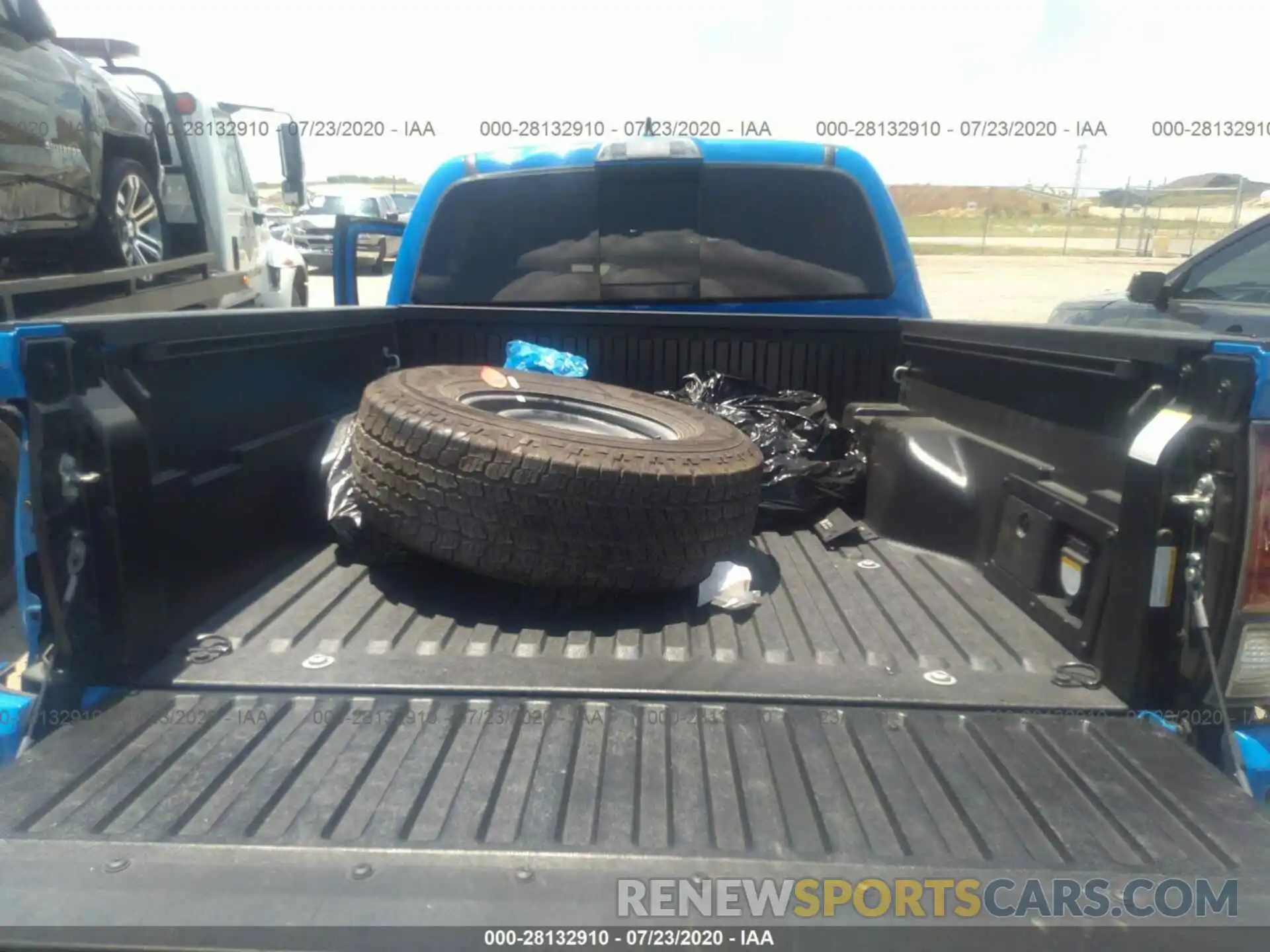 8 Photograph of a damaged car 5TFCZ5AN9KX172712 TOYOTA TACOMA 4WD 2019