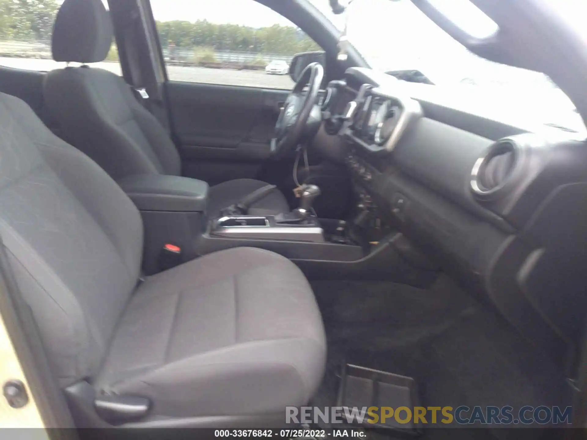 5 Photograph of a damaged car 5TFCZ5AN9KX174010 TOYOTA TACOMA 4WD 2019