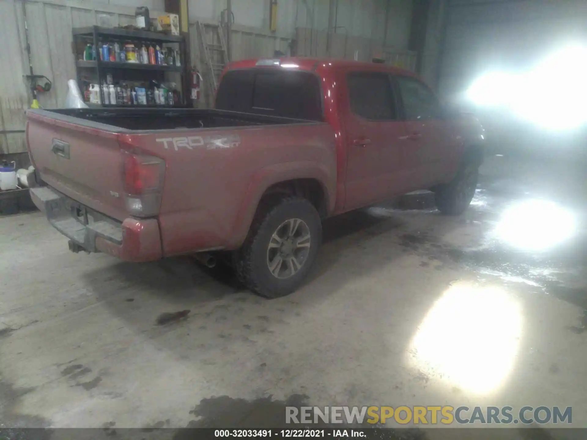 4 Photograph of a damaged car 5TFCZ5AN9KX208351 TOYOTA TACOMA 4WD 2019